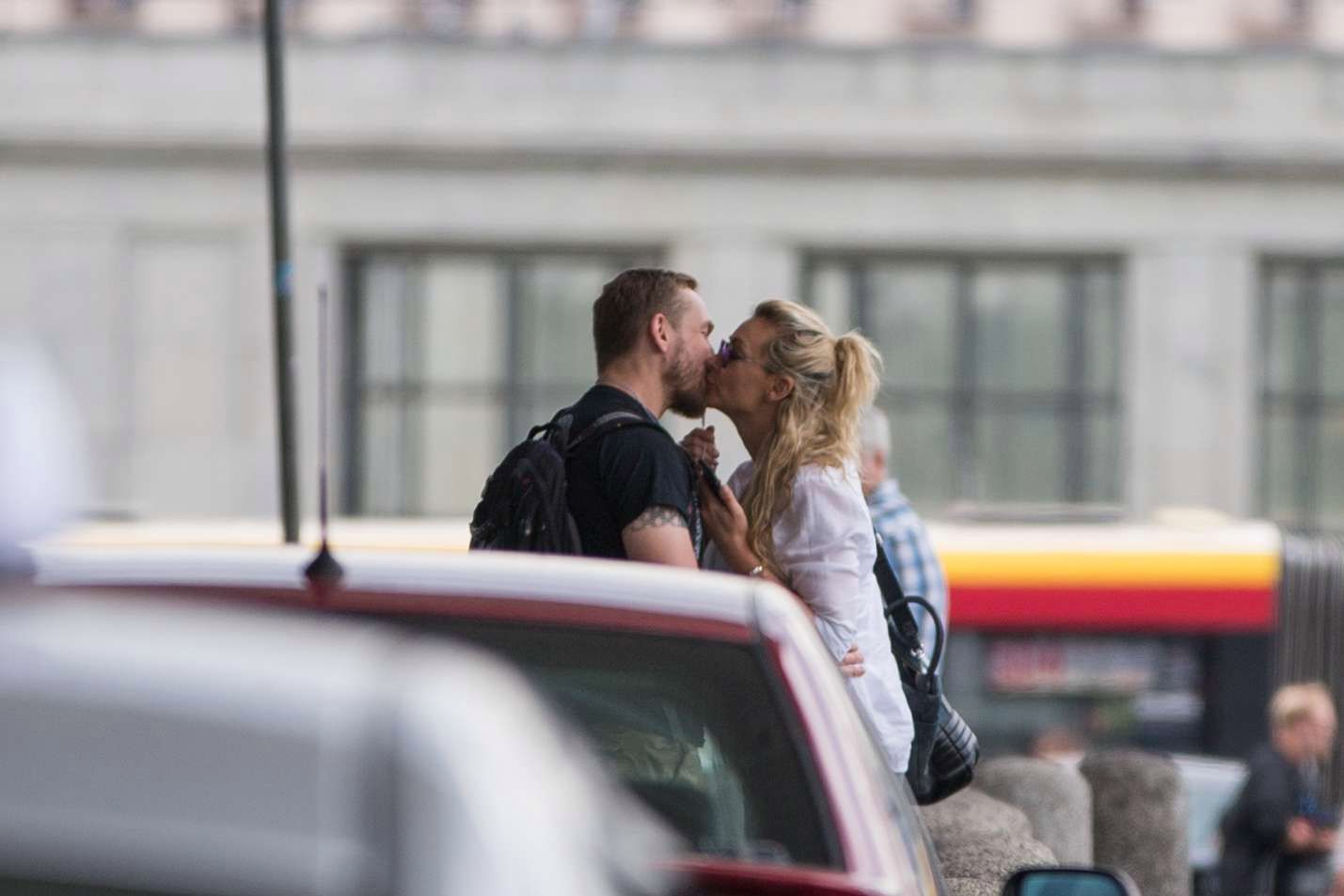Martyna Wojciechowska i Przemek Kossakowski żegnają się na dworcu