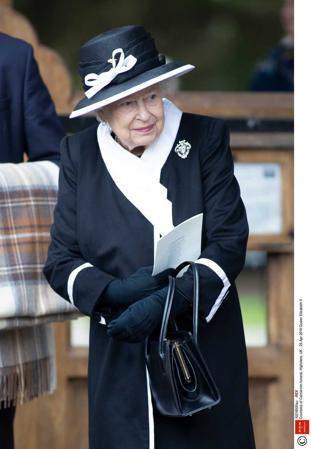 Królowa Elżbieta II na pogrzebie hrabiny Carnarvon