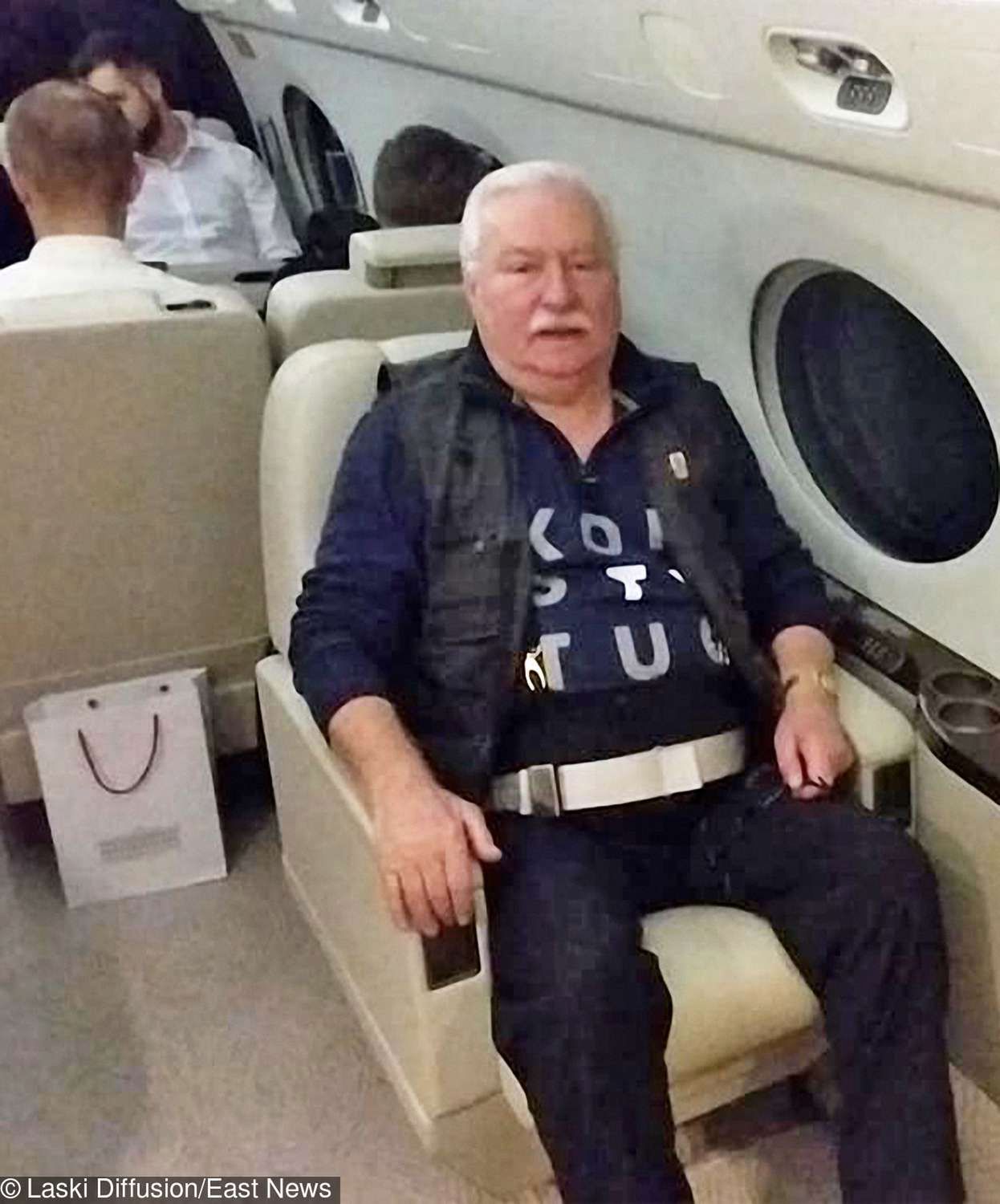 Lech Wałęsa w koszulce z napisem Konstytucja na pogrzebie George'a H.W. Busha