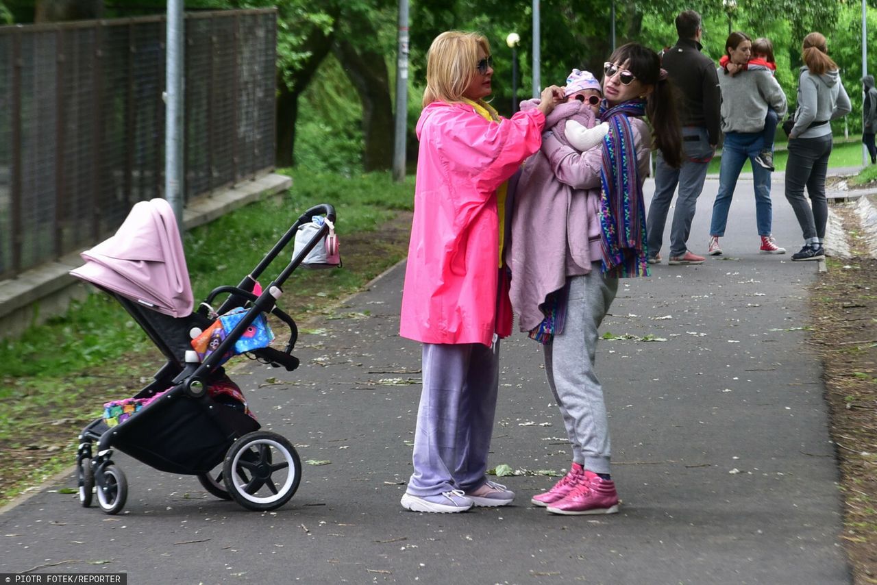 Majka Jeżowska na spacerze z wnuczką