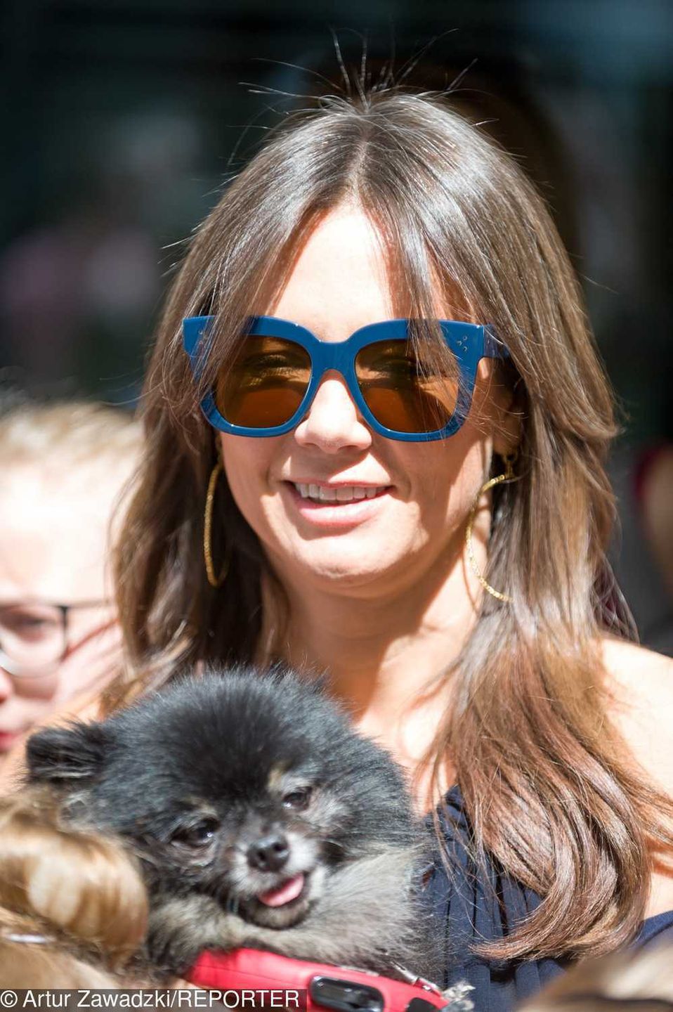 Kinga Rusin w granatowej stylizacji z psem Czarkiem