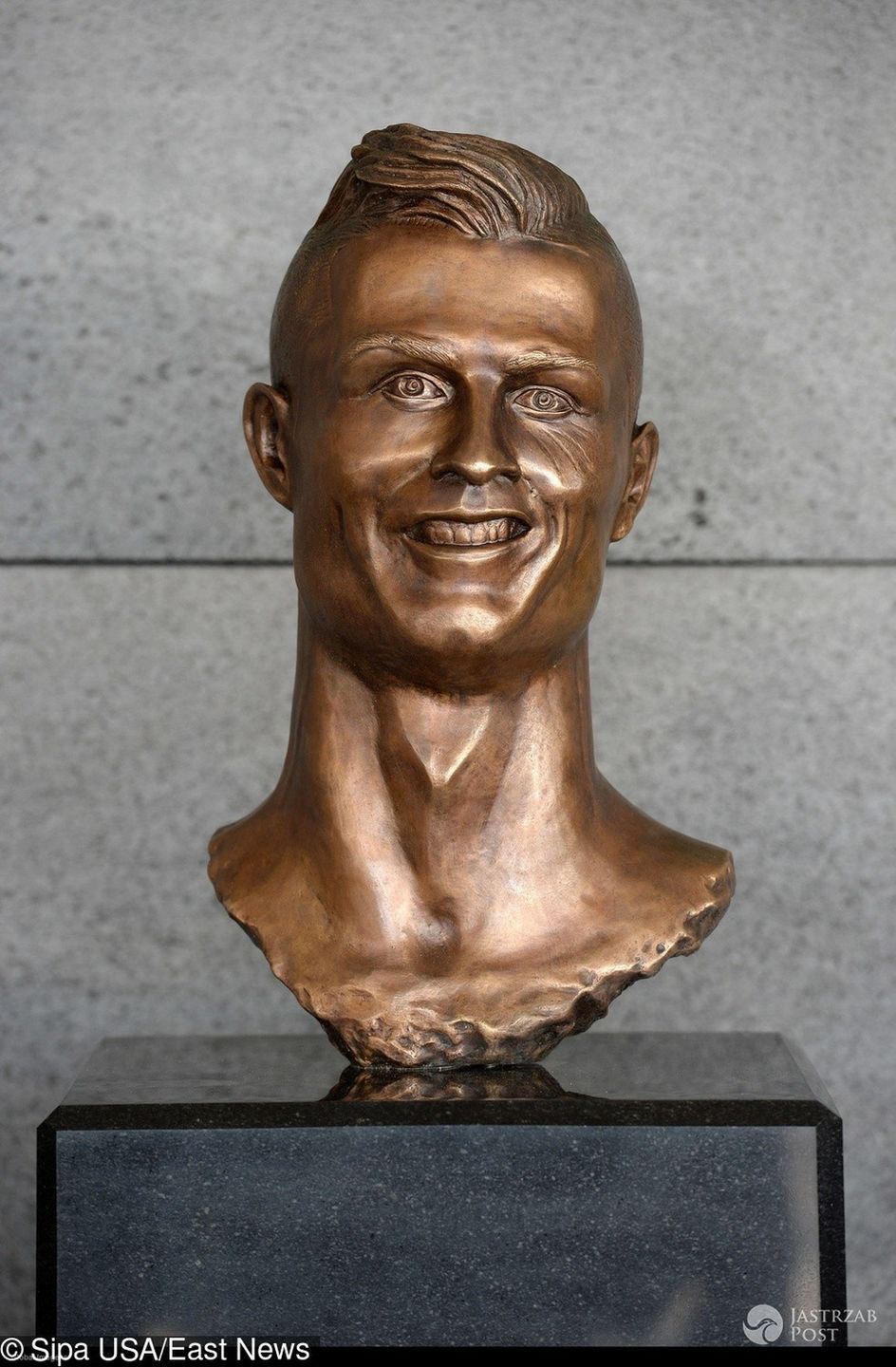 Cristiano Ronaldo popiersie z brązu na lotnisku na Maderze (fot. East News)