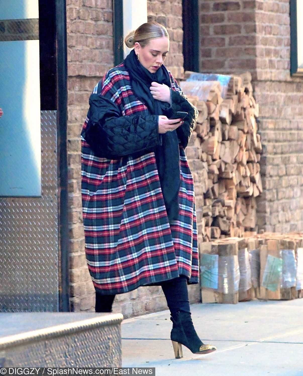 Adele w płaszczu w kratkę