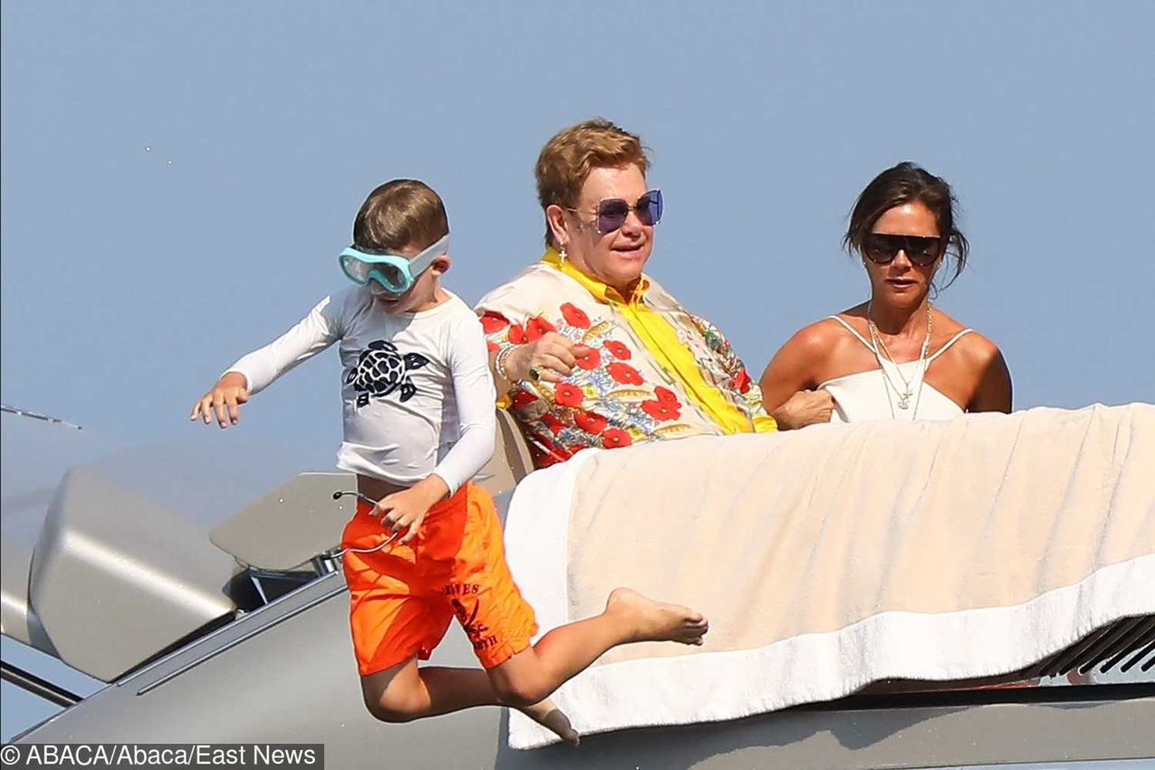 Beckhamowie na jachcie Eltona Johna. Victoria, Elton i Cruz