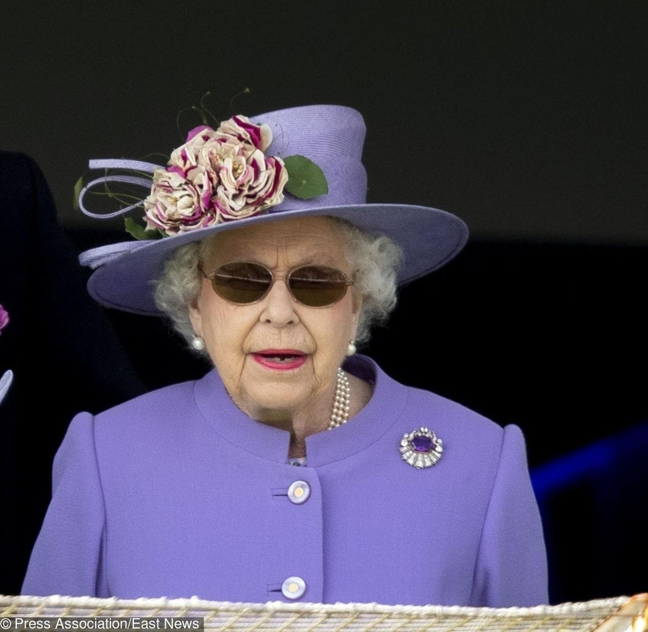 Królowa Elżbieta II w okularach