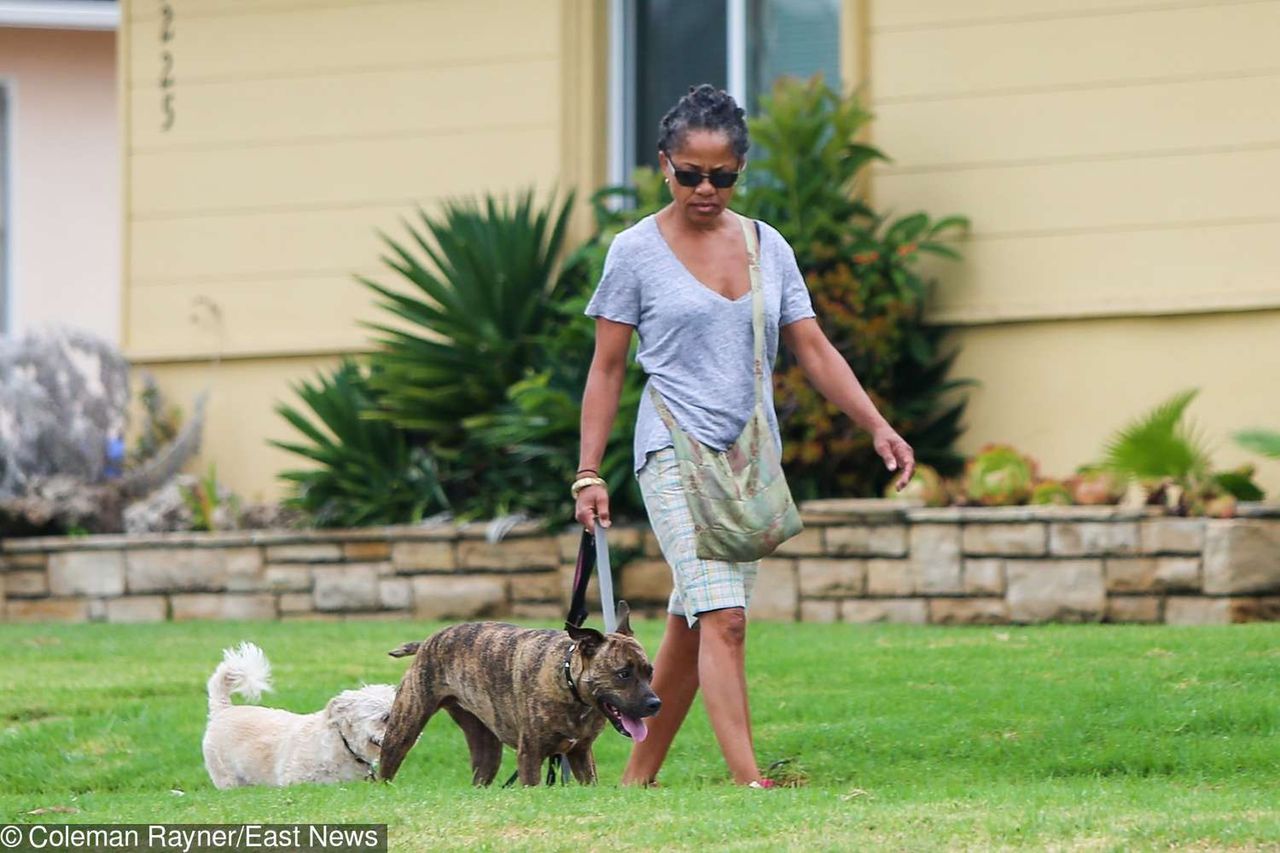 Doria Ragland, Matka Meghan Markle na spacerze z psami