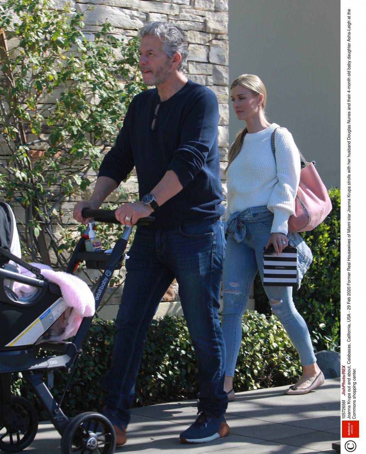 Joanna Krupa z córką i mężem na spacerze