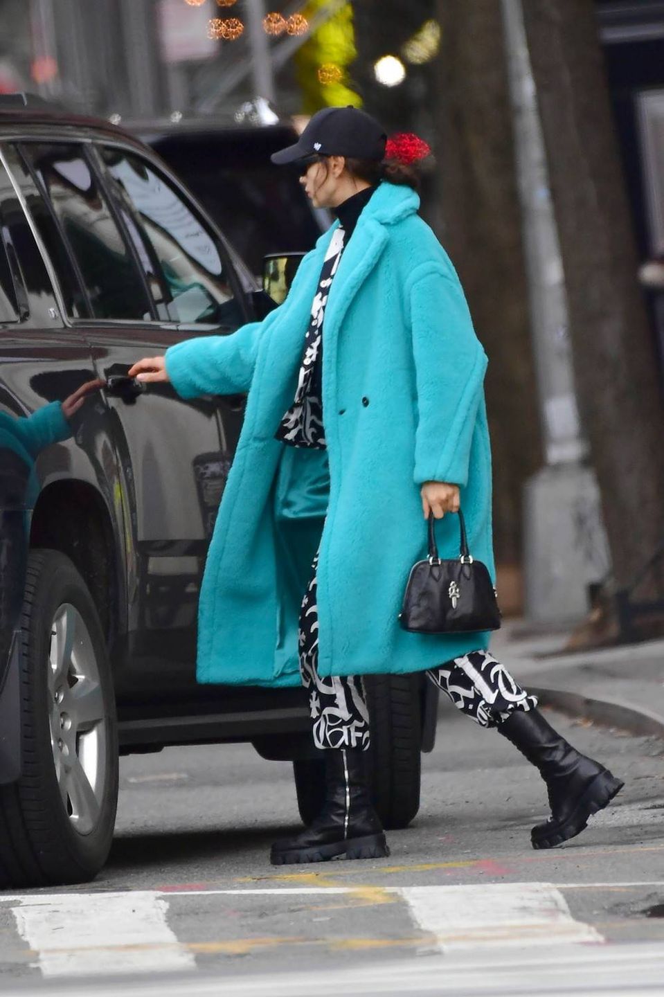 Irina Shayk w pluszowym płaszczu w NYC