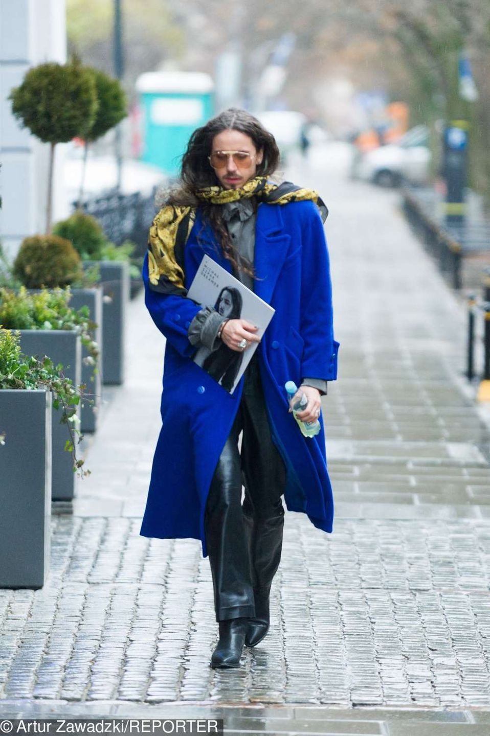 Michał Szpak w niebieskim płaszczu w Dzień Dobry TVN