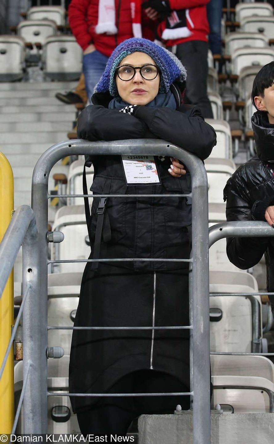 Agnieszka Chylińska na stadionie piłkarskim