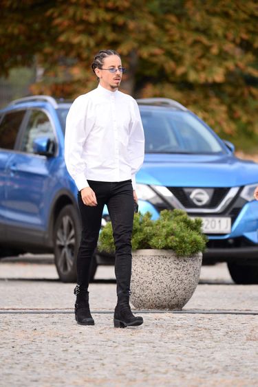 Michał Szpak w białej koszuli i czarnych spodniach