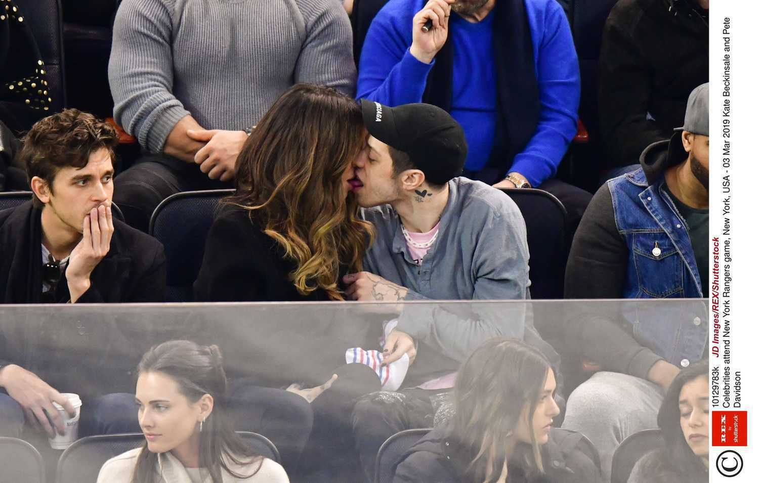 Kate Beckinsale i Pete Davidson całują się na meczu