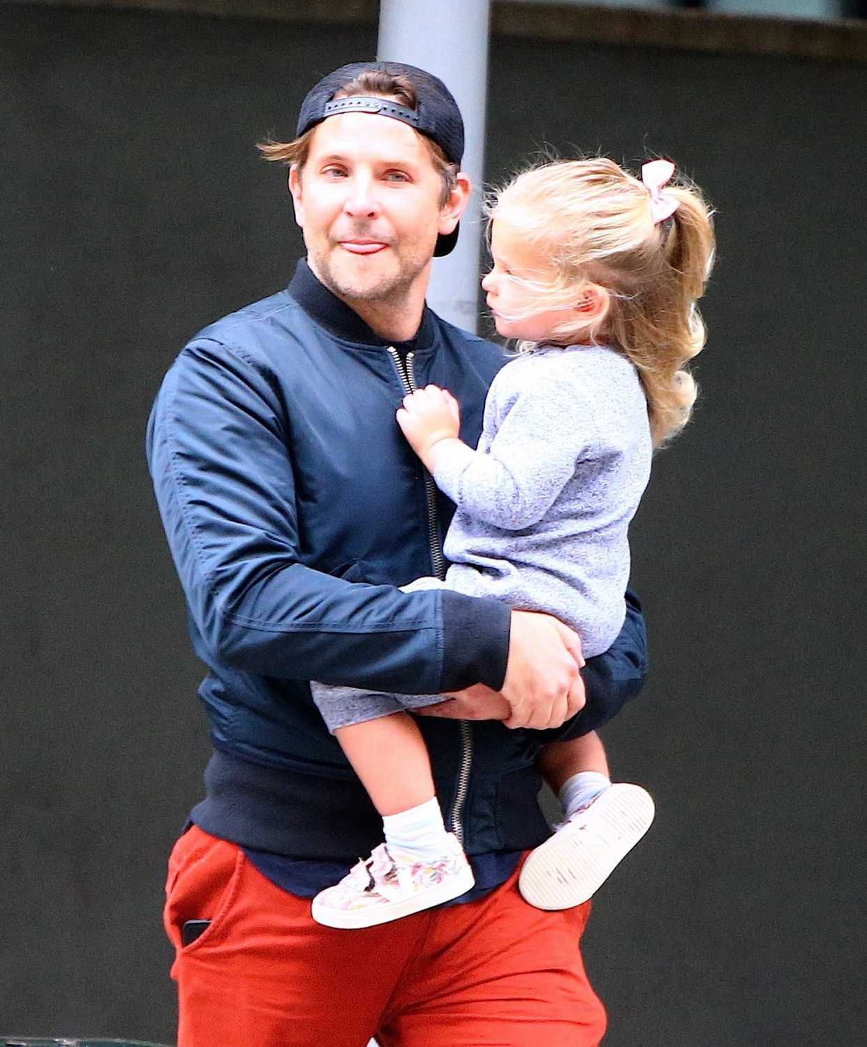 Bradley Cooper z córką na rękach
