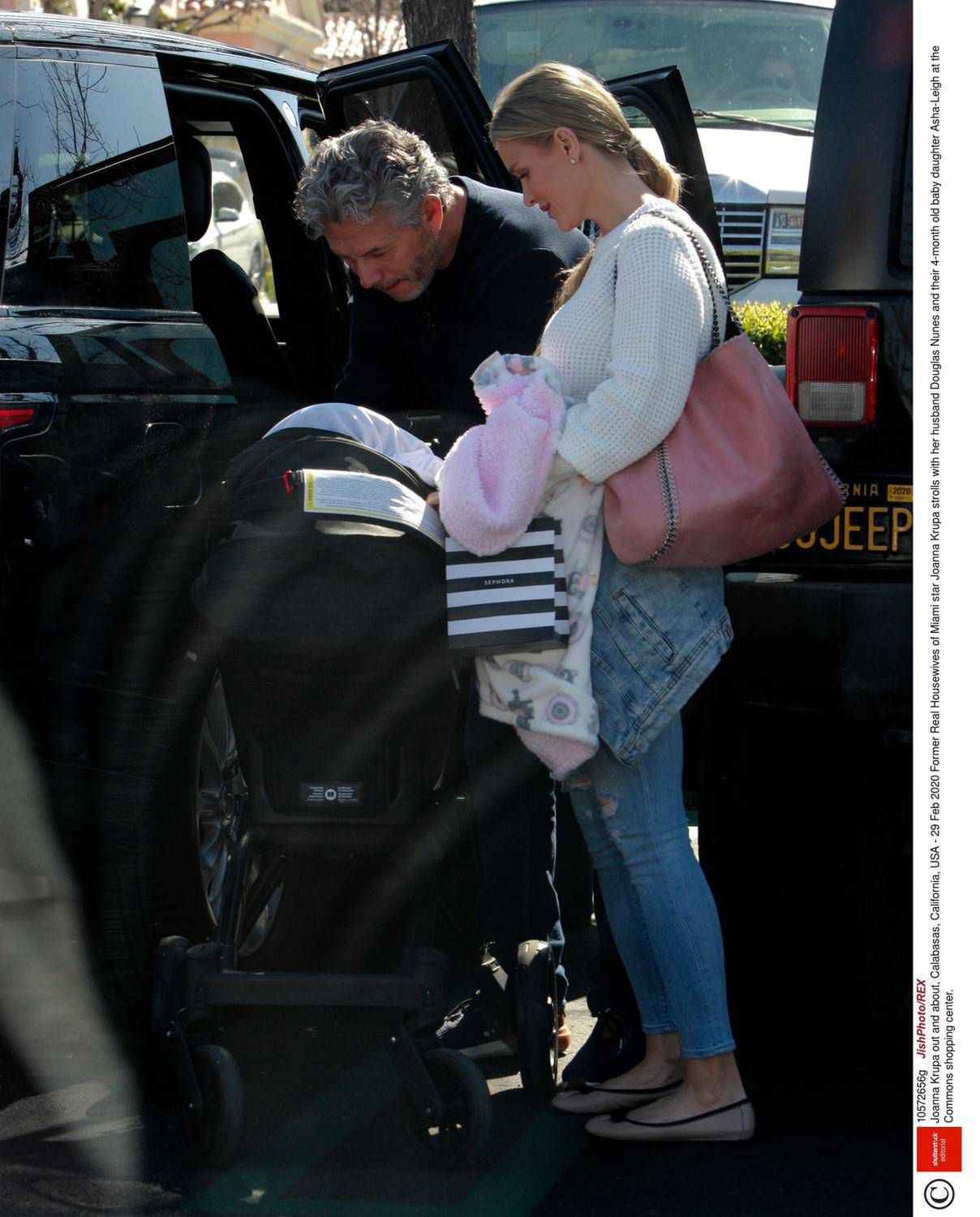Joanna Krupa z córką i mężem na zakupach w Los Angeles