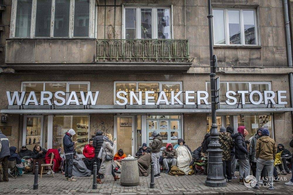 Kolejka pod sklepem w Warszawie po buty Kanye Westa. Premiera w piątek 19 lutego (fot. East News)