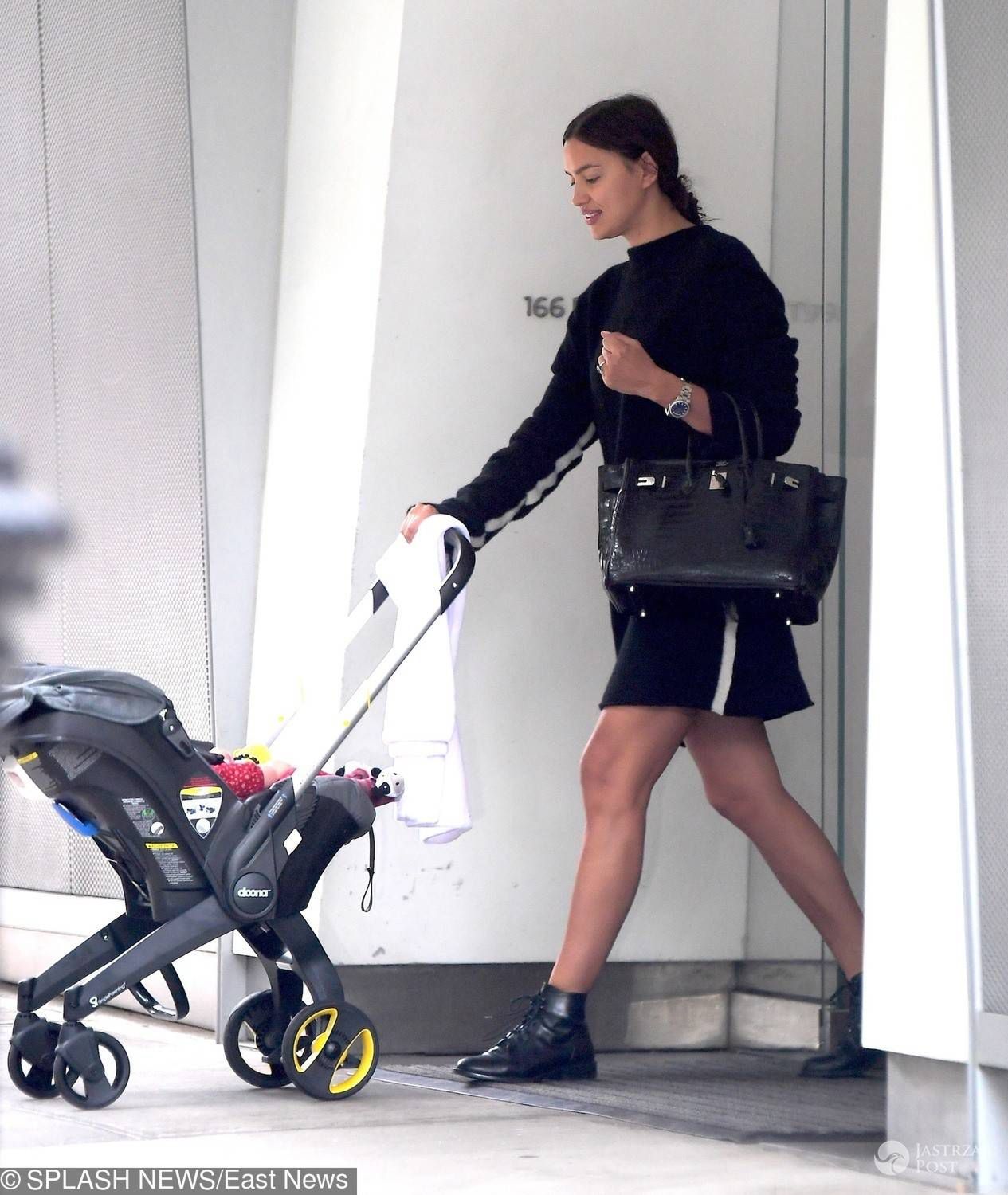 Irina Shayk na spacerze z córką Leą