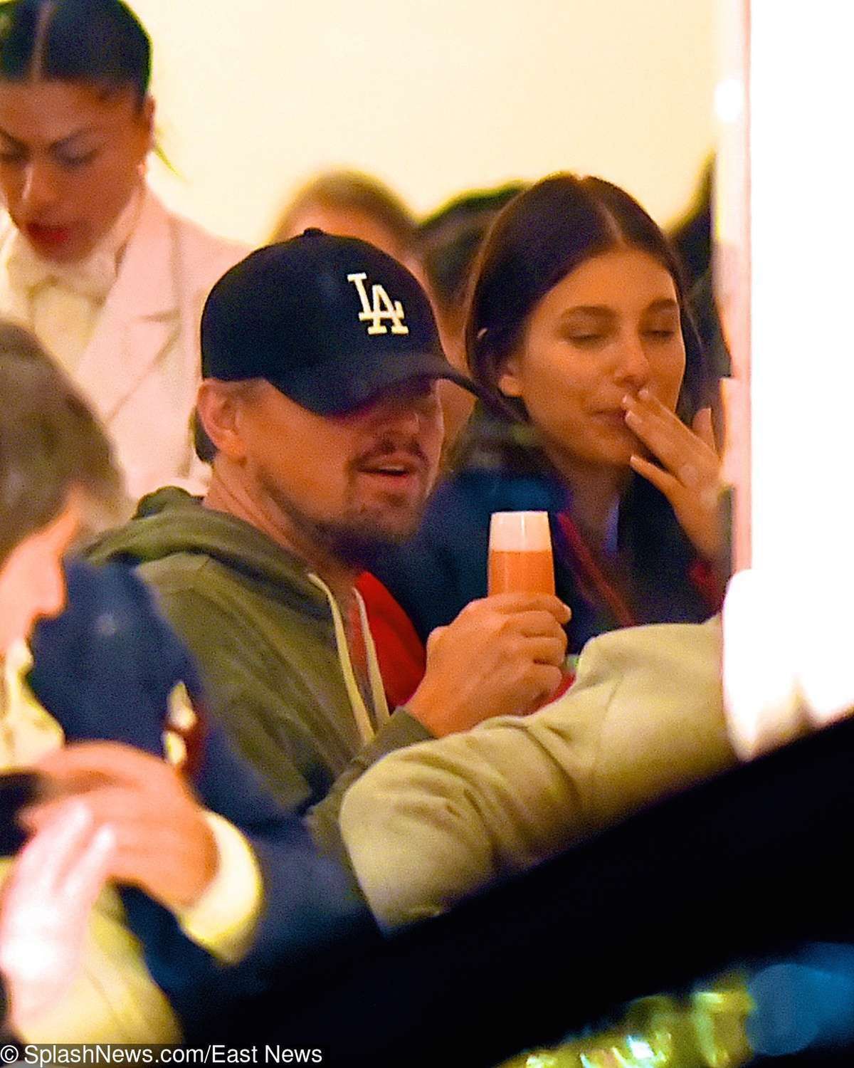 Leonardo DiCaprio i Camila Morrone całują się podczas lanczu