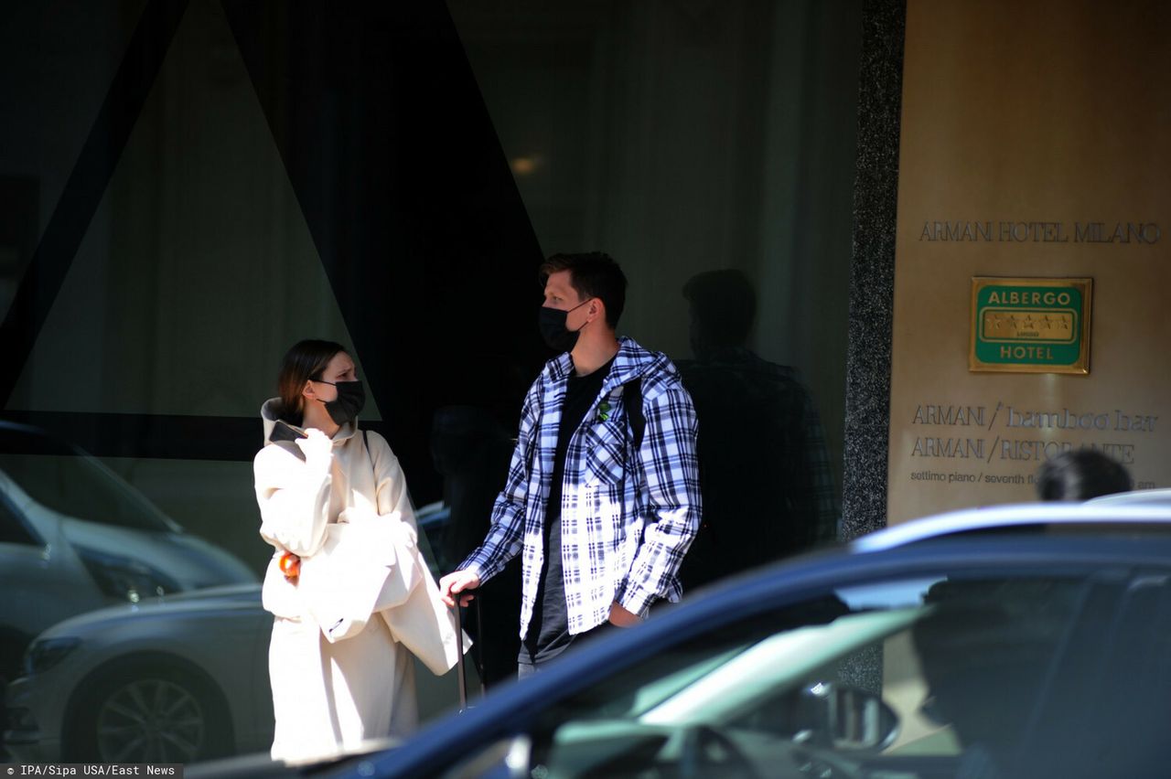 Marina i Wojciech Szczęsny przed hotelem Armani w Mediolanie