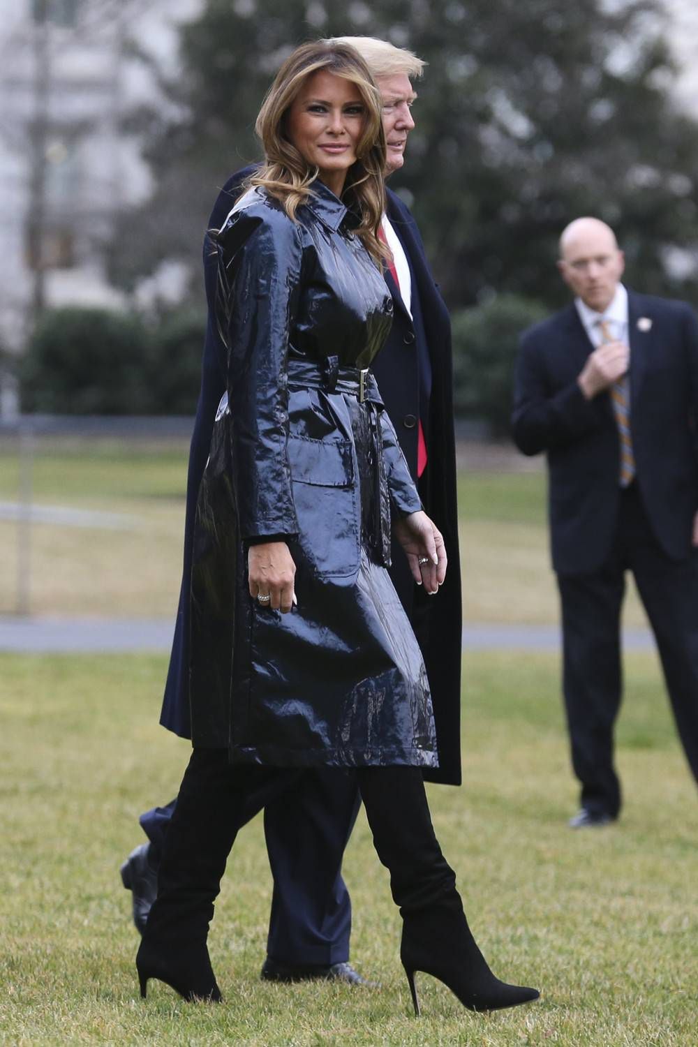 Melania Trump w lateksowym płaszczu