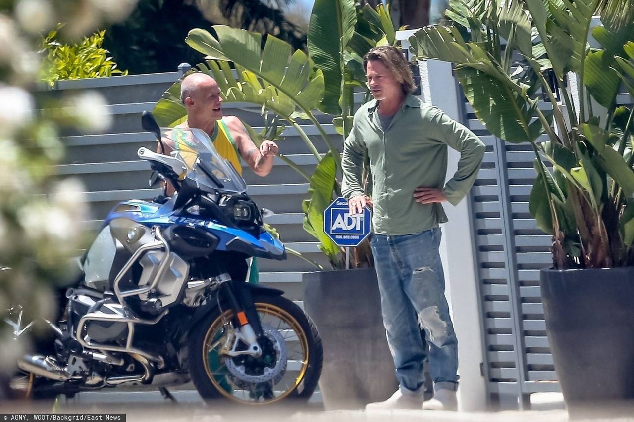 Brad Pitt ogląda nowy motocykl Flea