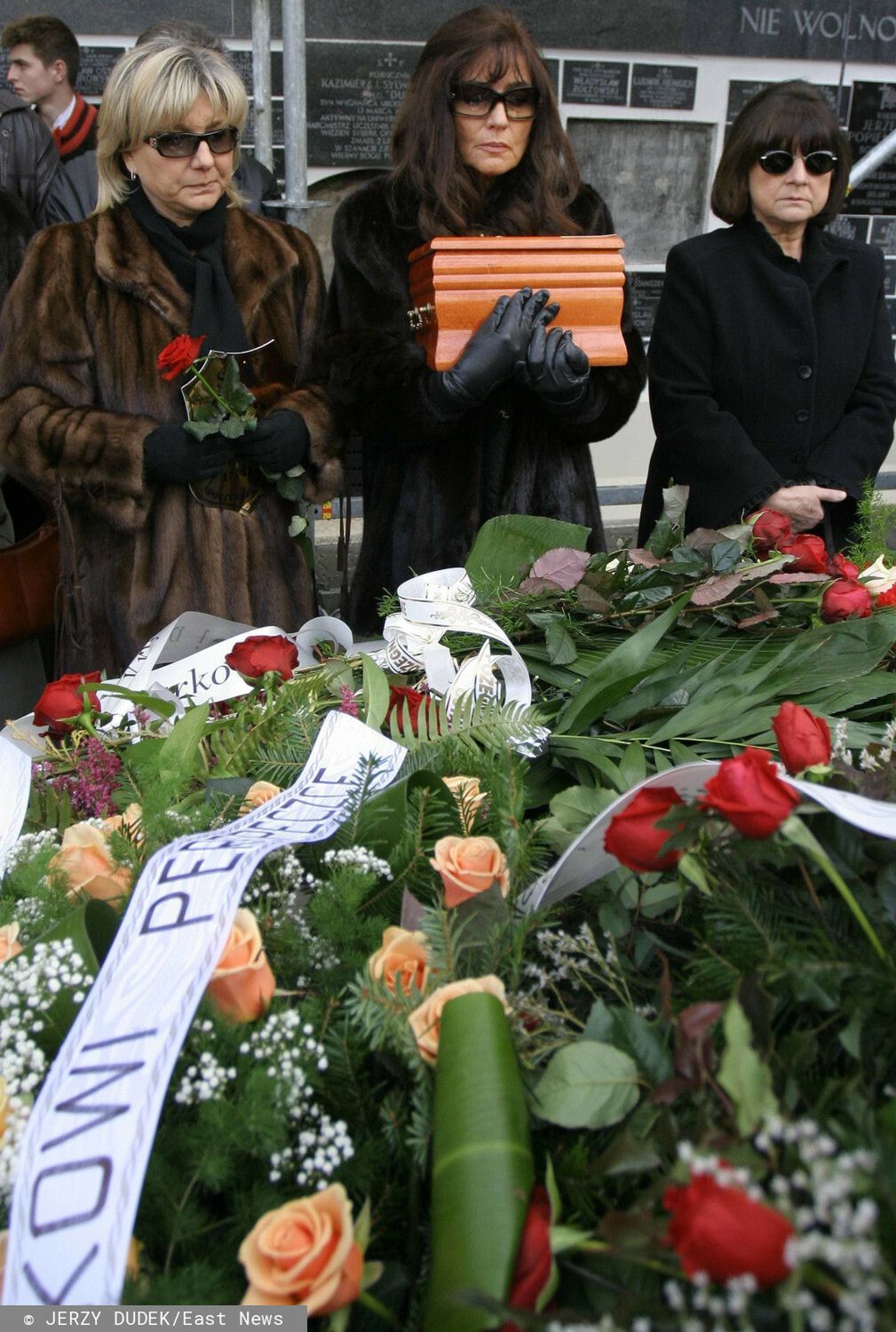 PHOTO: EAST NEWS 
WARSZAWA 28.11.2005 
POGRZEB MARKA PEREPECZKO NA WARSZAWSKICH POWAZKACH 
NA ZD ZONA  AGNIESZKA FITKAU-PEREPECZKO 
 
FUNERAL OF ACTOR MAREK PEREPECZKO 
WIFE AGNIESZKA FITKAU-PEREPECZKO