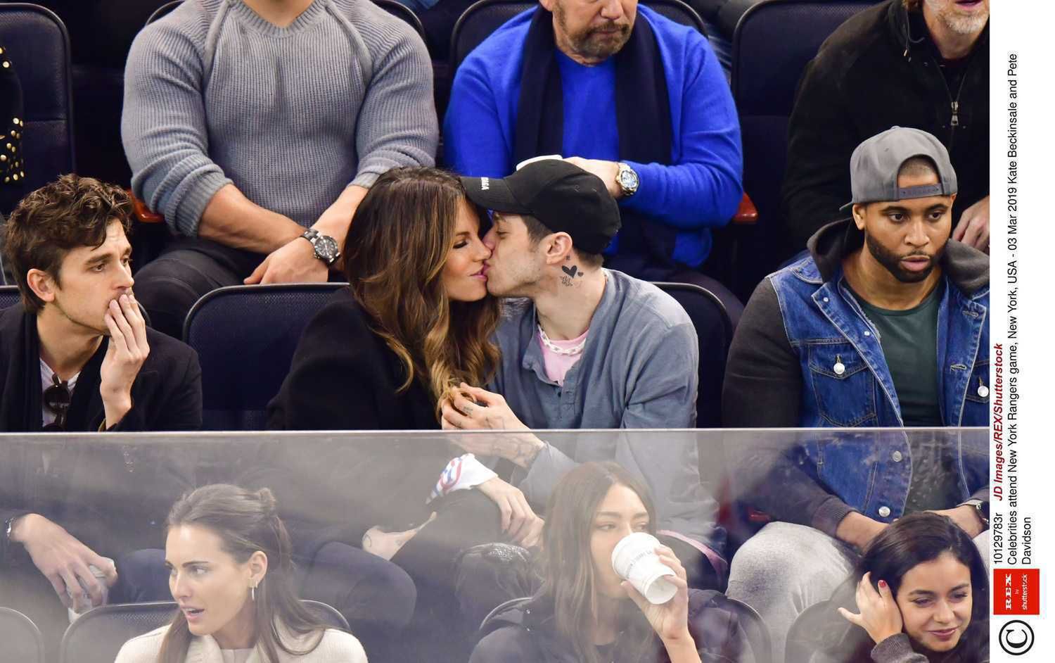 Kate Beckinsale i Pete Davidson całują się na meczu