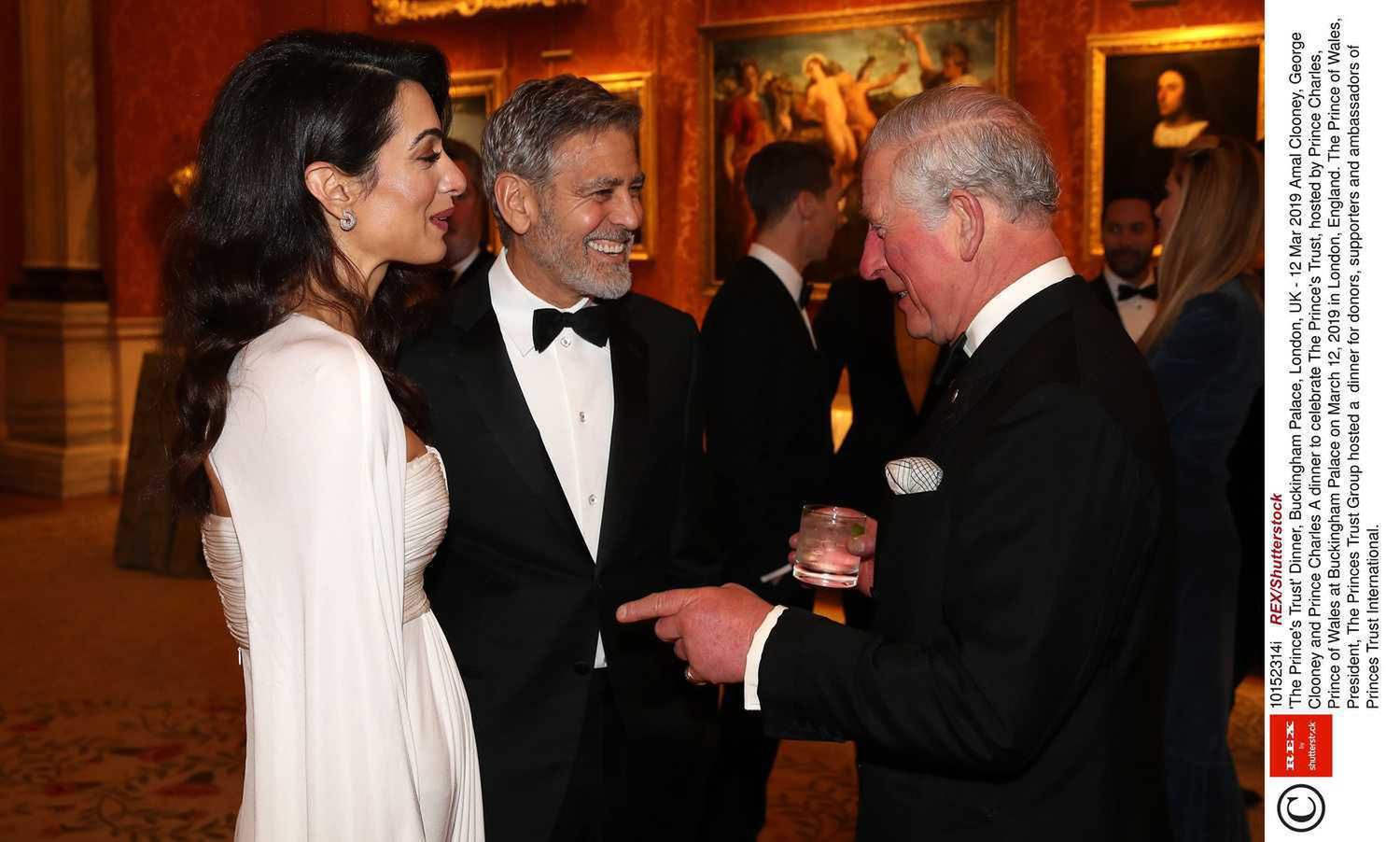 Amal Clooney i George Clooney na przyjęciu księcia Karola w pałacu Buckingham