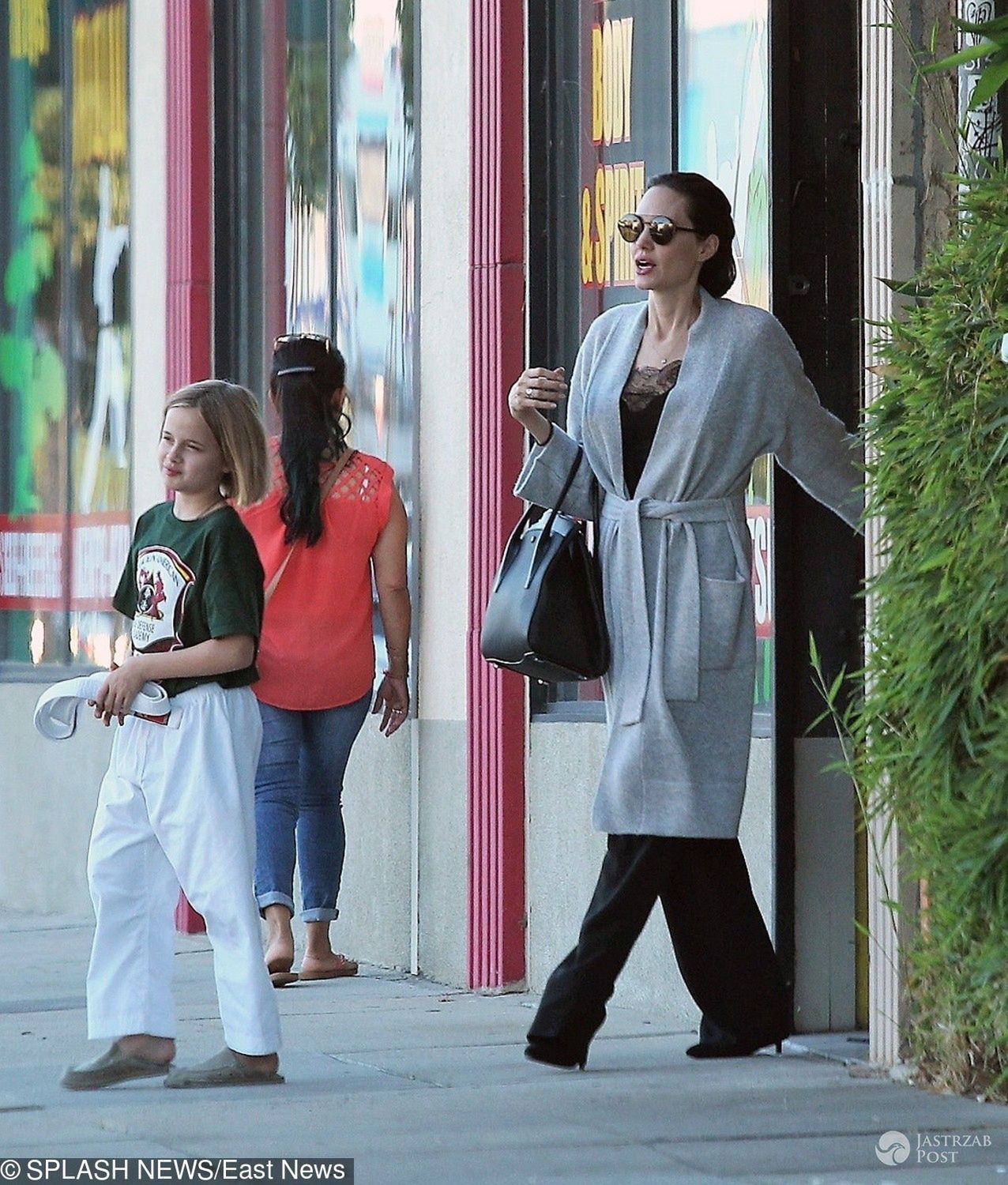 Angelina Jolie odprowadza Vivienne Jolie-Pitt na zajęcia z karate