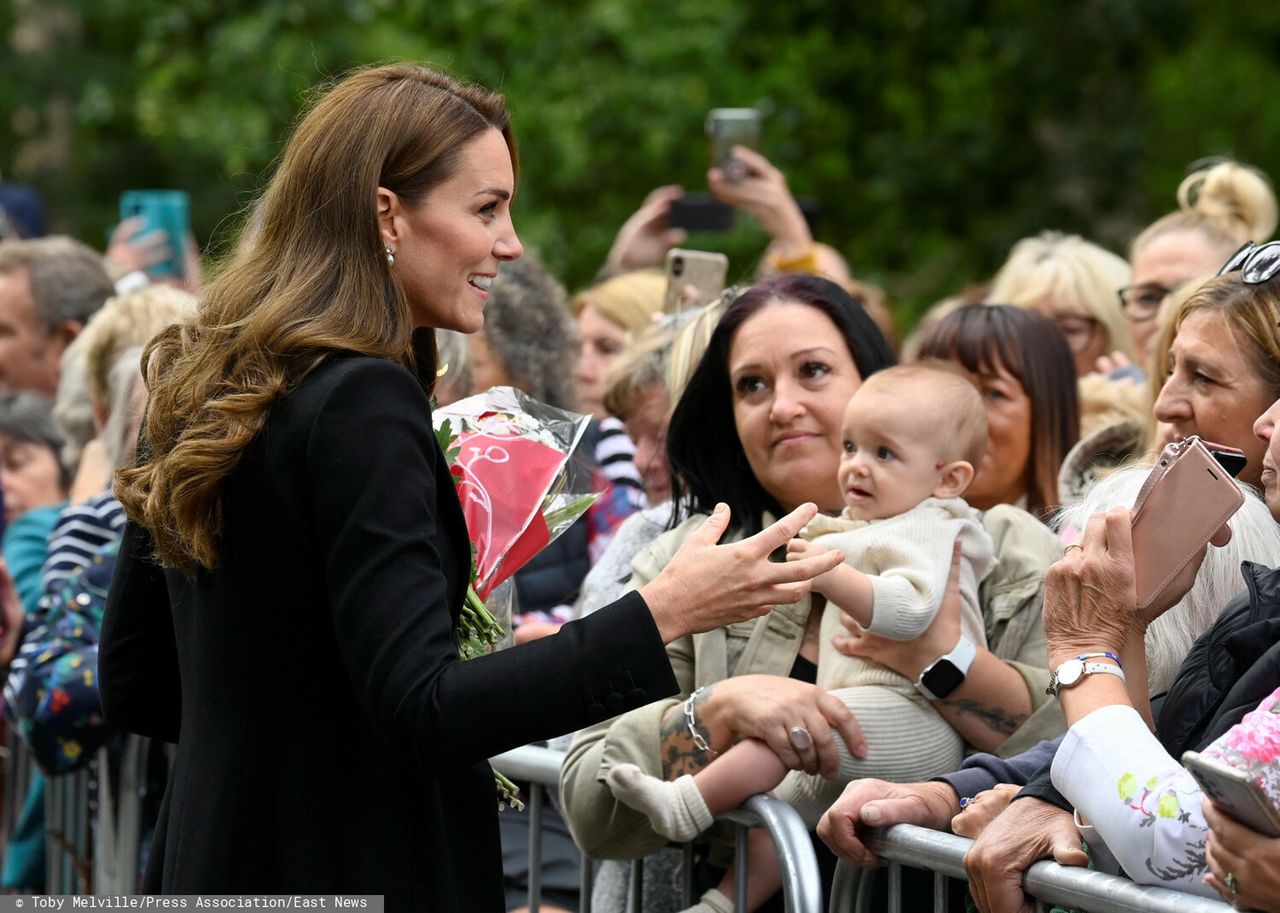 Księżna Kate rozmawia z poddanymi