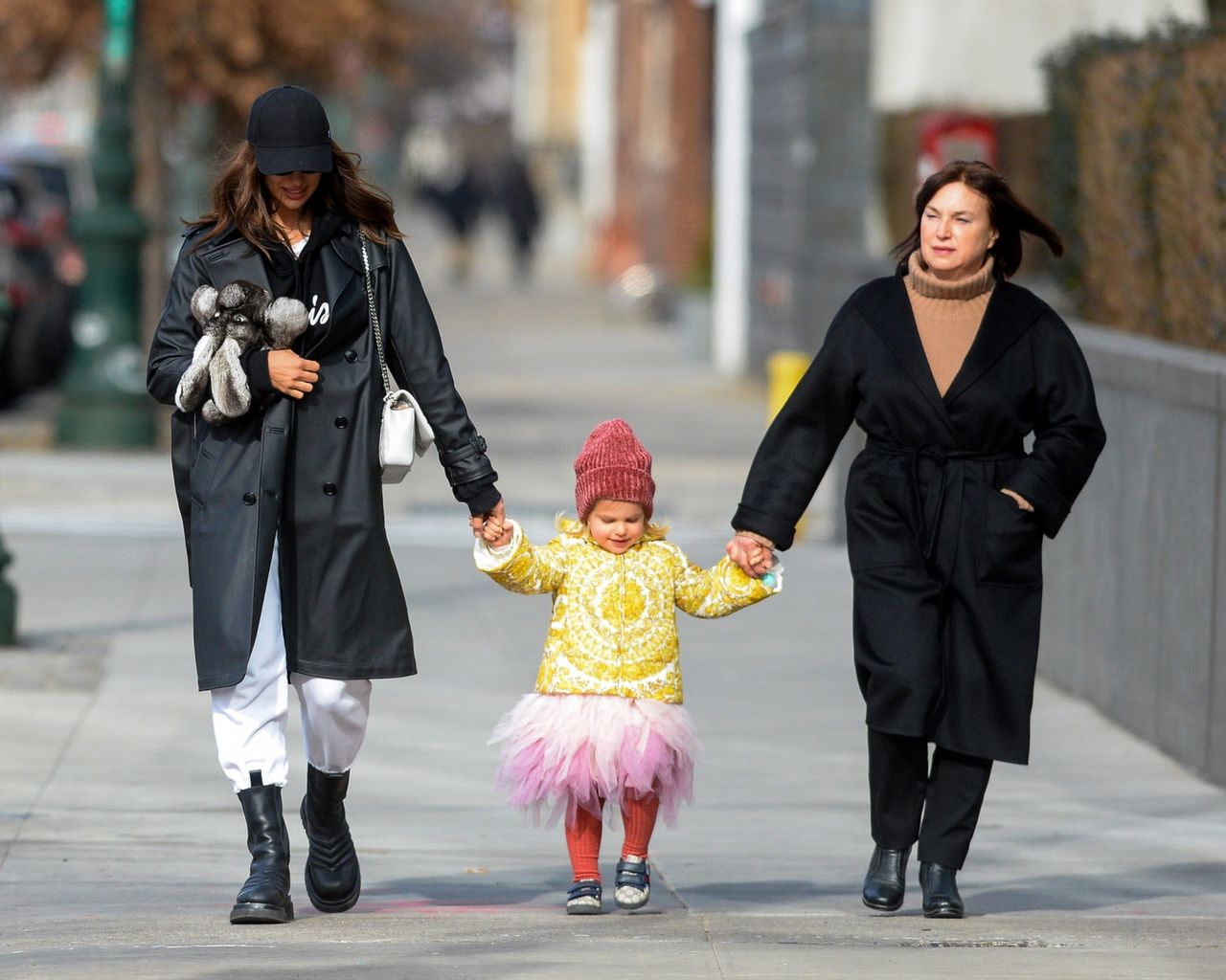 Irina Shyak z córką i mamą na spacerze