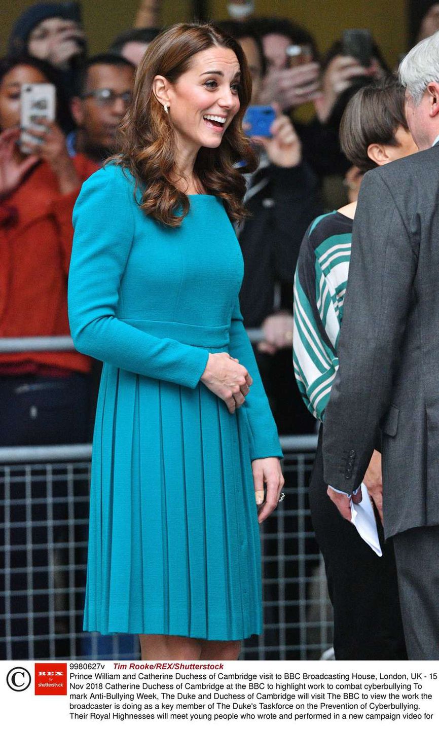 Księżna Kate w turkusowej sukience Emilia Wickstead w BBC