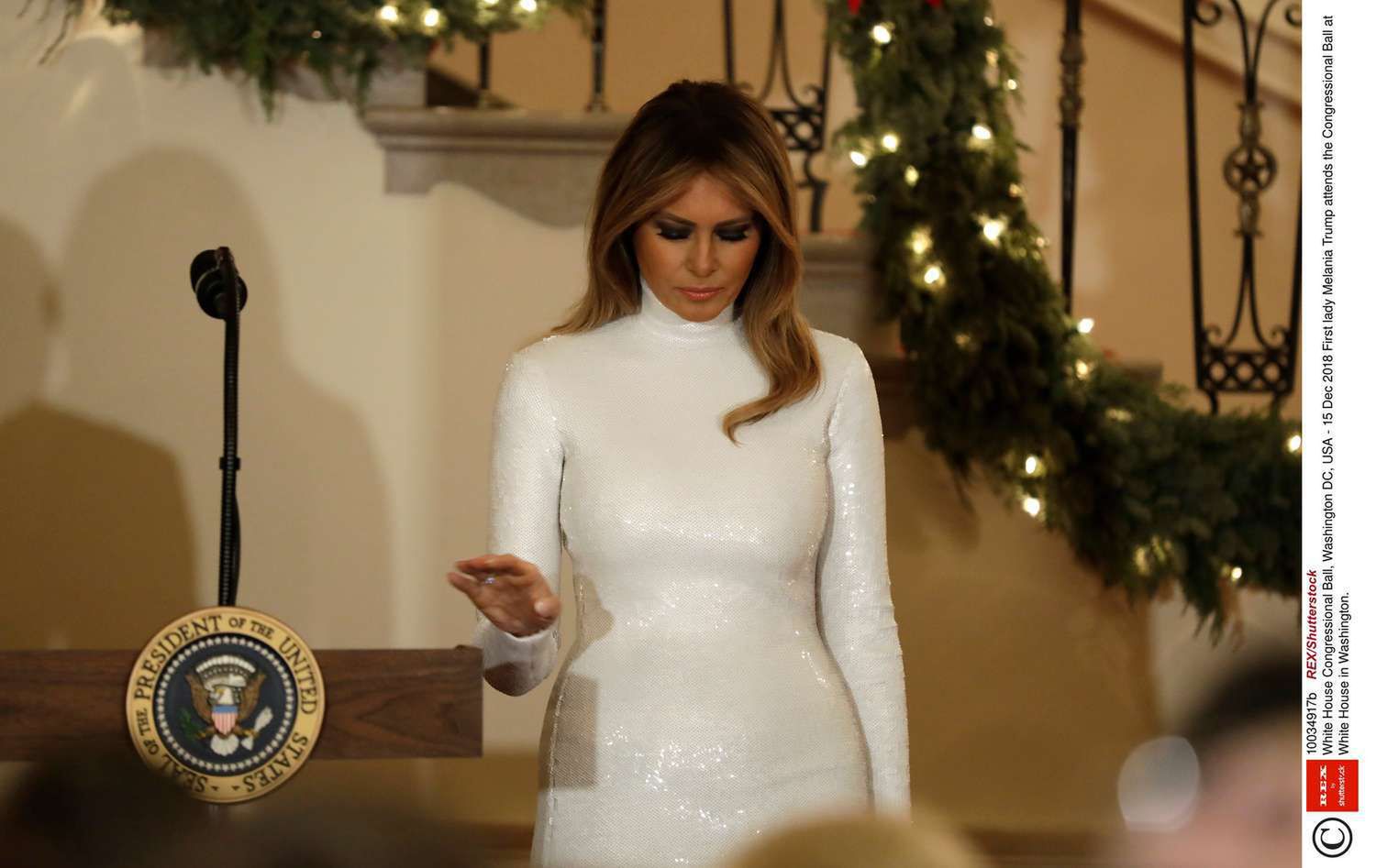 Melania Trump w białej sukni na balu w Białym Domu