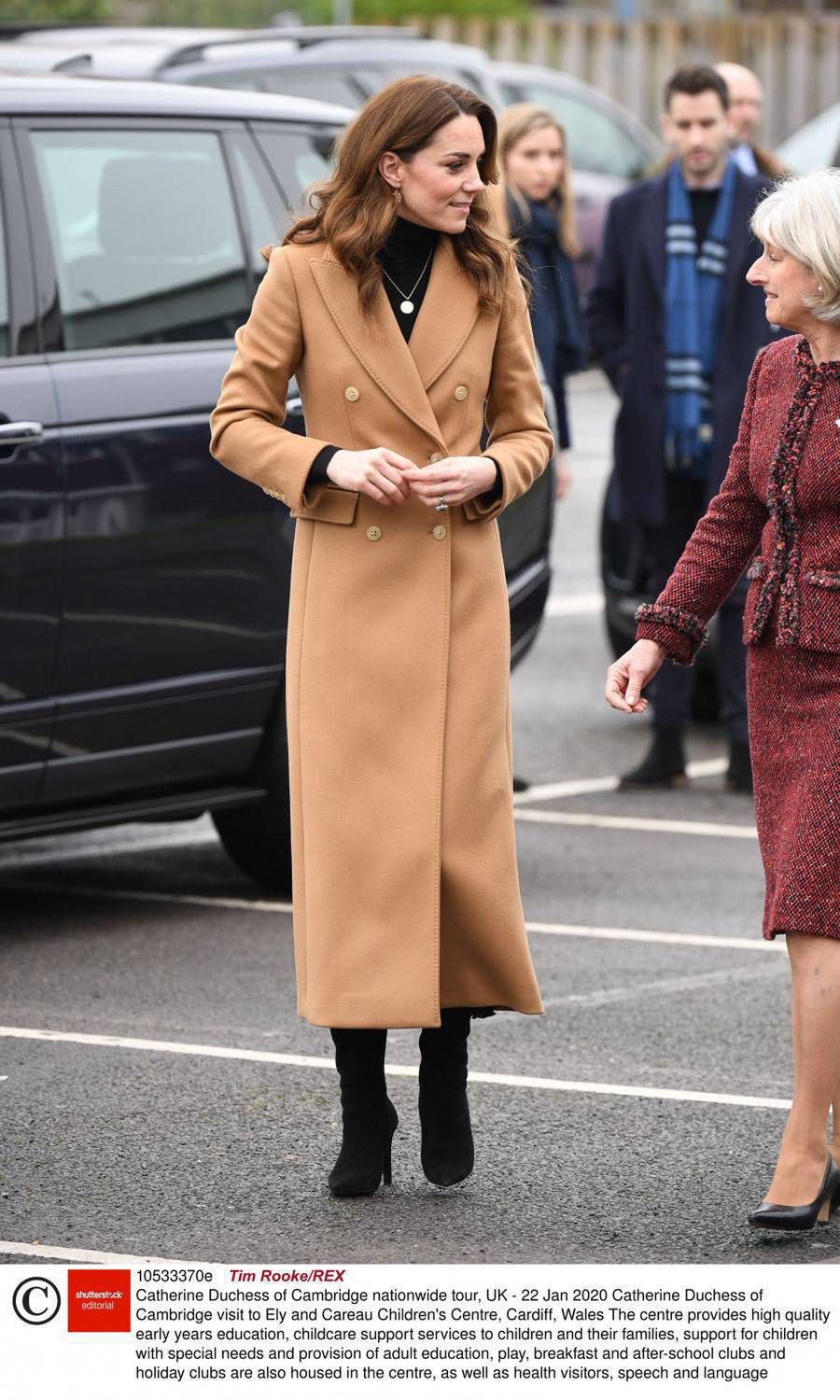 Księżna Kate pod kamelowym płaszczem ukryła spódnicę z Zary