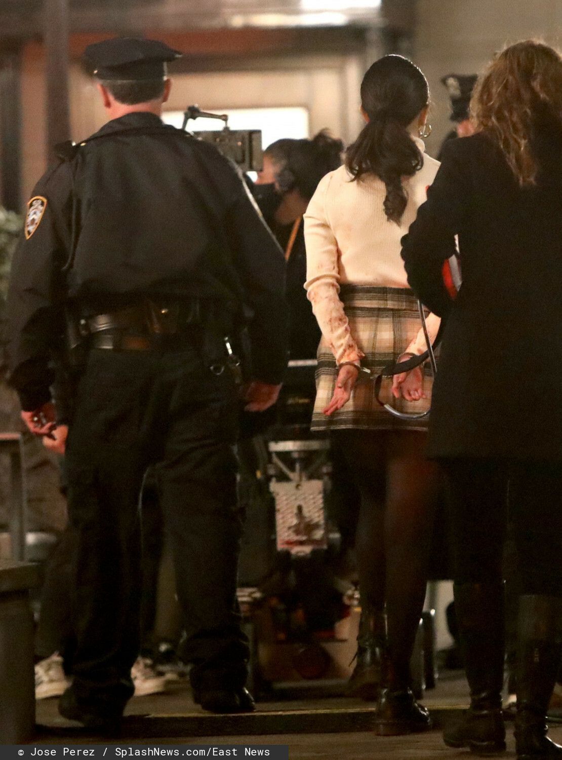 Selena Gomez w zakrwawionym swetrze na planie filmu