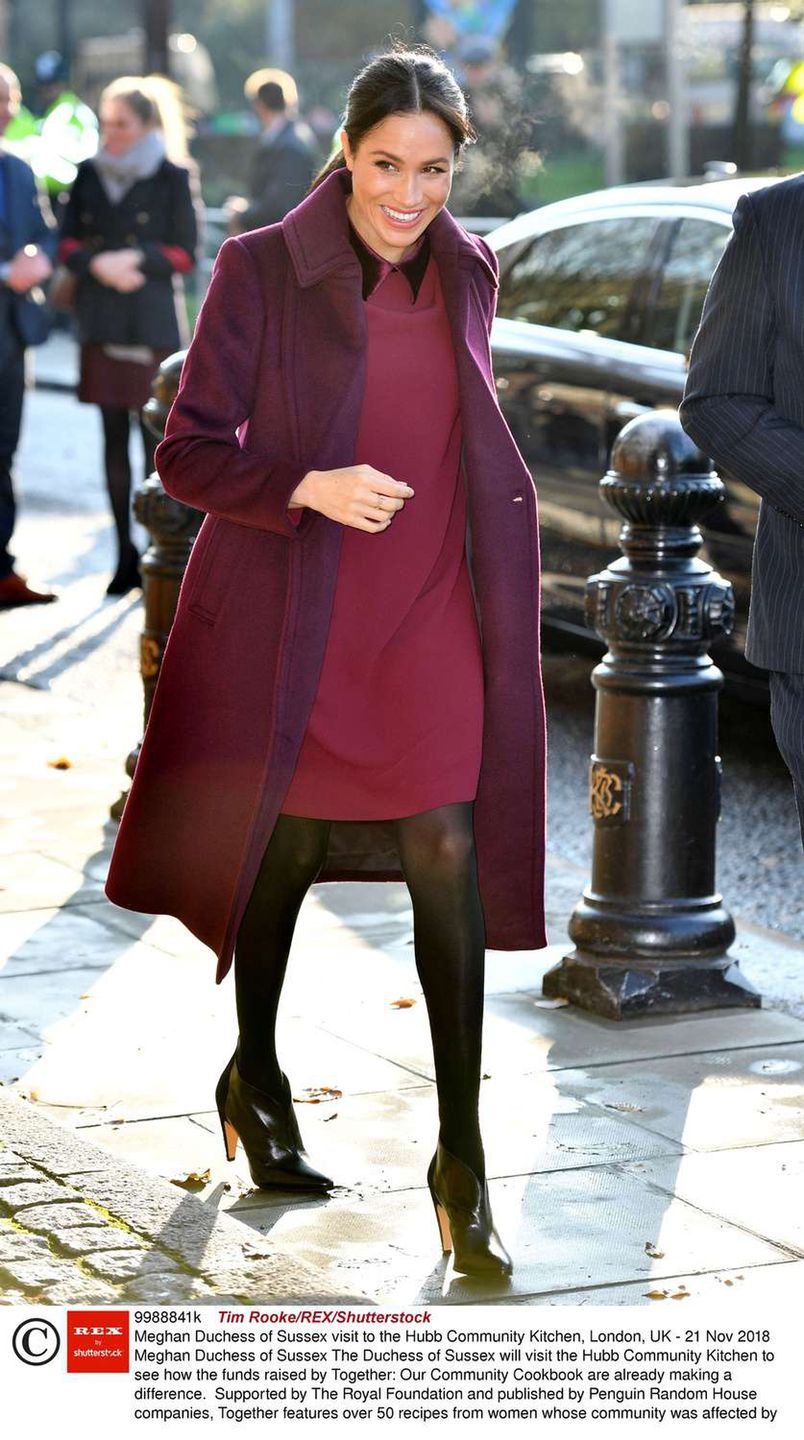 Meghan Markle w burgundowym płaszczu