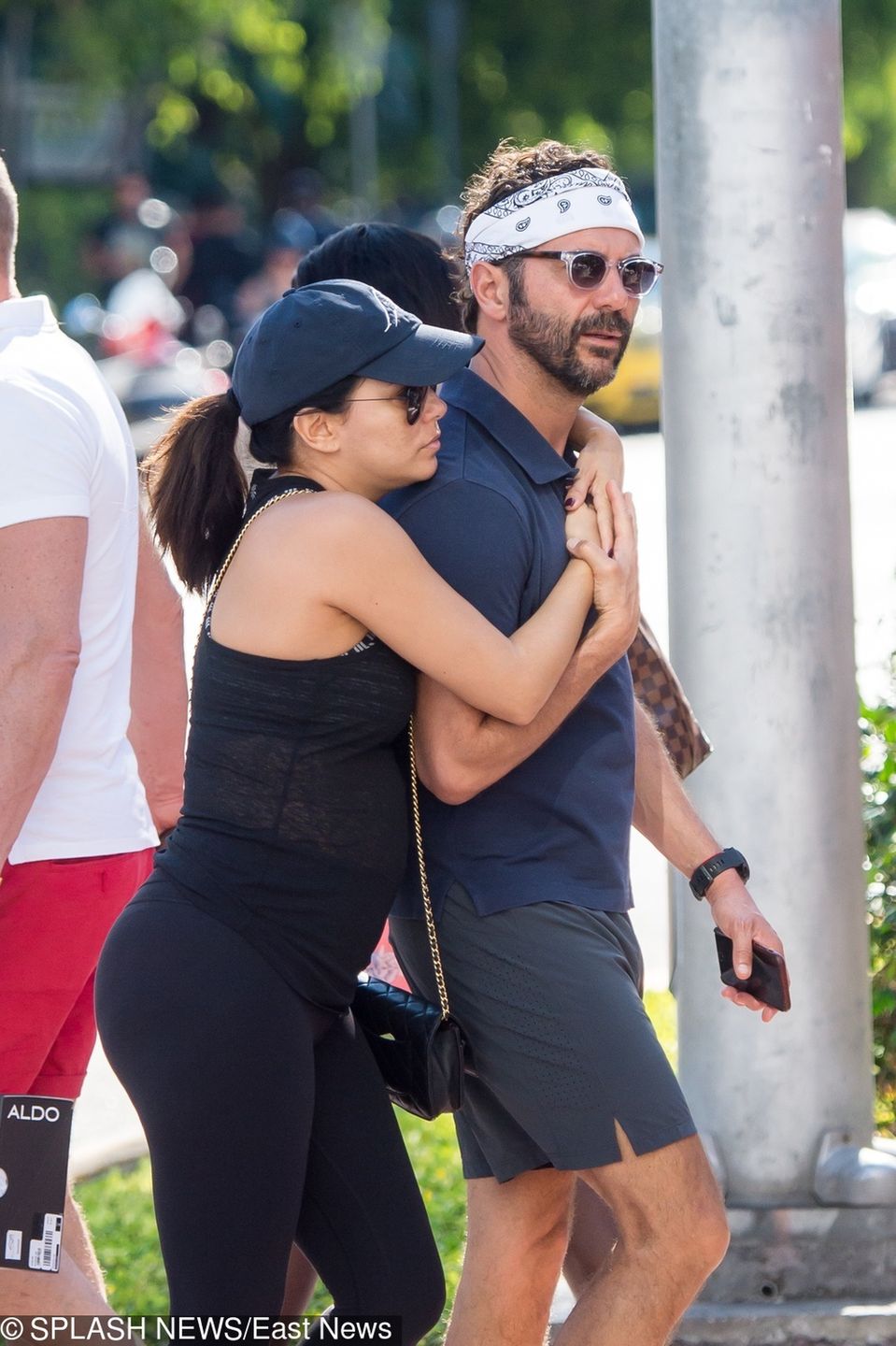 Ciężarna Eva Longoria na spacerze z mężem