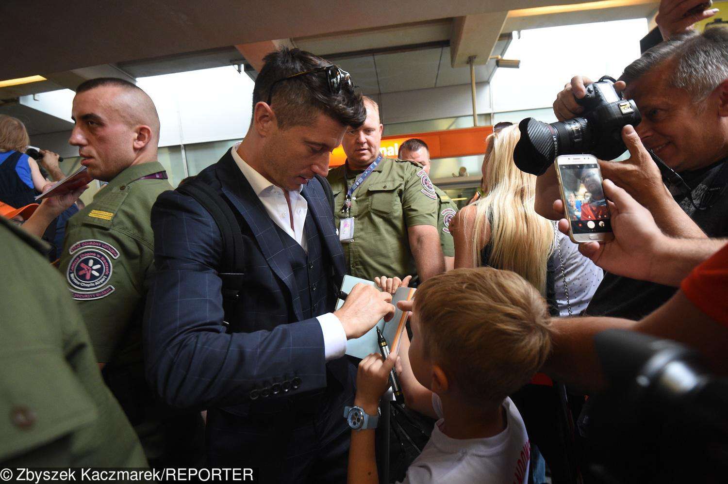 Robert Lewandowski na lotnisku – powrót z Mundialu 2018 w Rosji