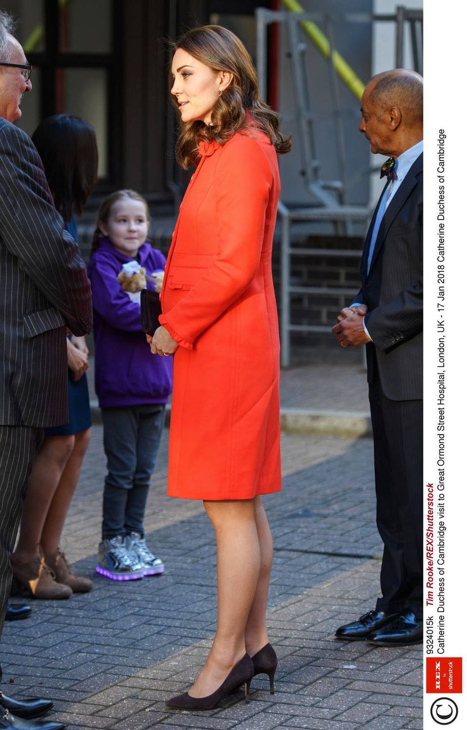 Księżna Kate w ciąży w pomarańczowym płaszczu