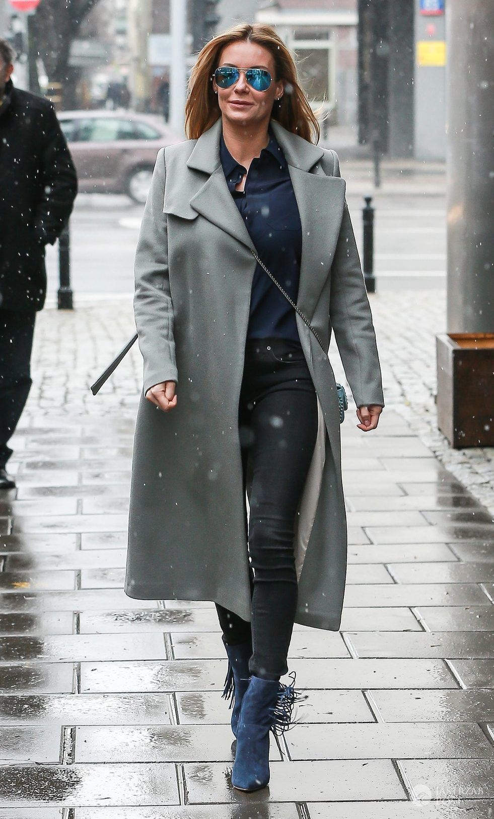 Małgorzata Rozenek w szarym płaszczu pod studiem "Dzień dobry TVN" (fot. East News)