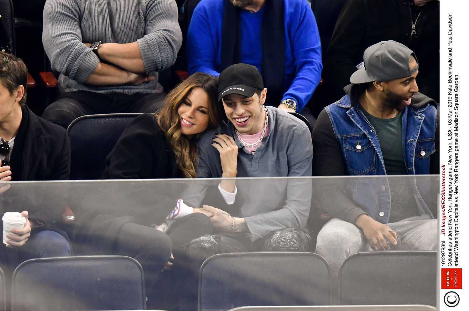 Kate Beckinsale i Pete Davidson całują się na meczu