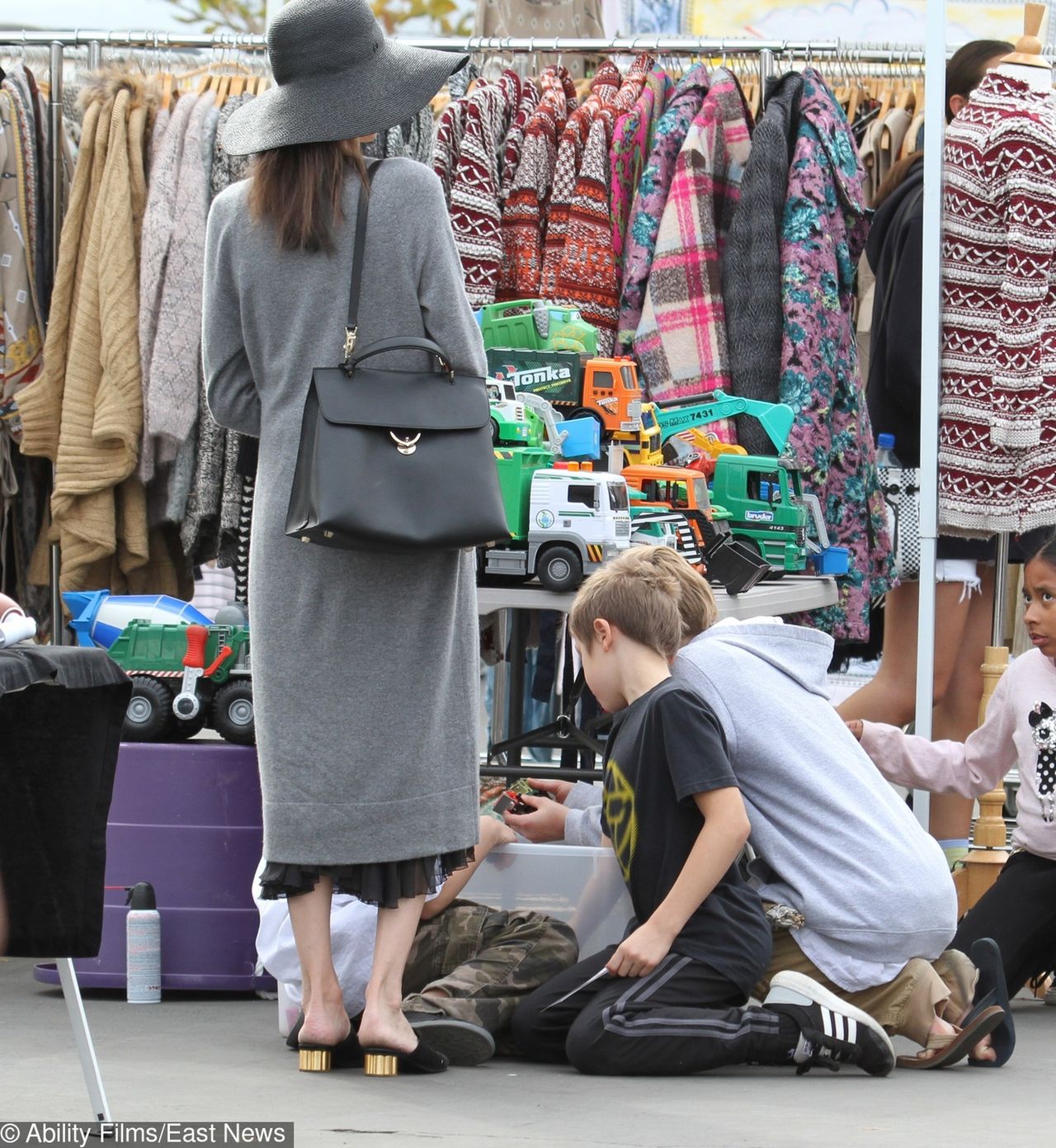 Angelina Jolie z dziećmi na świątecznych zakupach