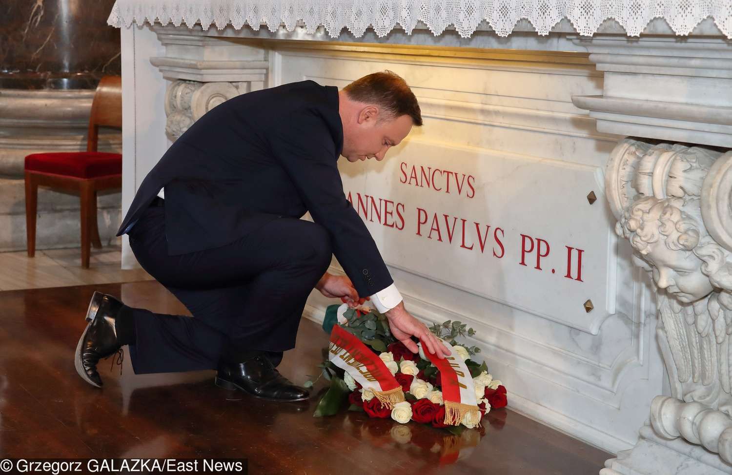 Andrzej Duda złożył kwiaty przy gronie Jana Pawła II