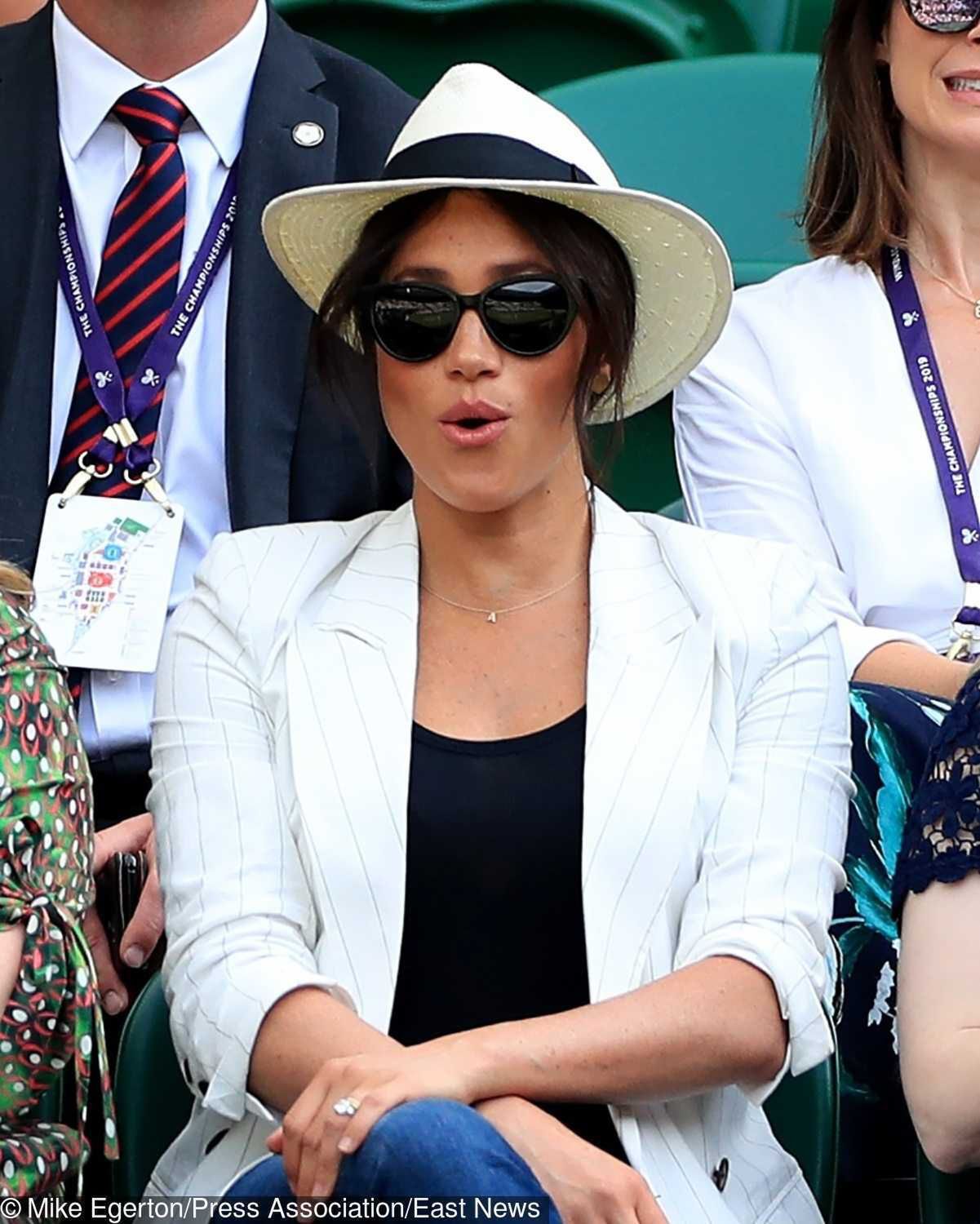 Meghan Markle w białej marynarce i kapeluszu na Wimbledonie