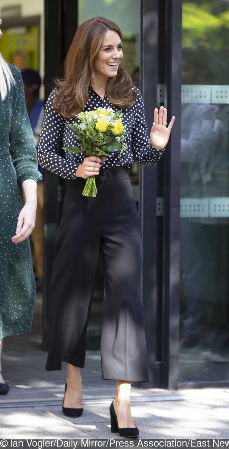 Księżna Kate w bluzce w grochy w szpitalu dziecięcym w Londynie