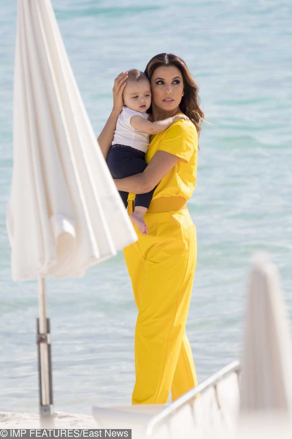 Eva Longoria z synkiem Santiago w Cannes