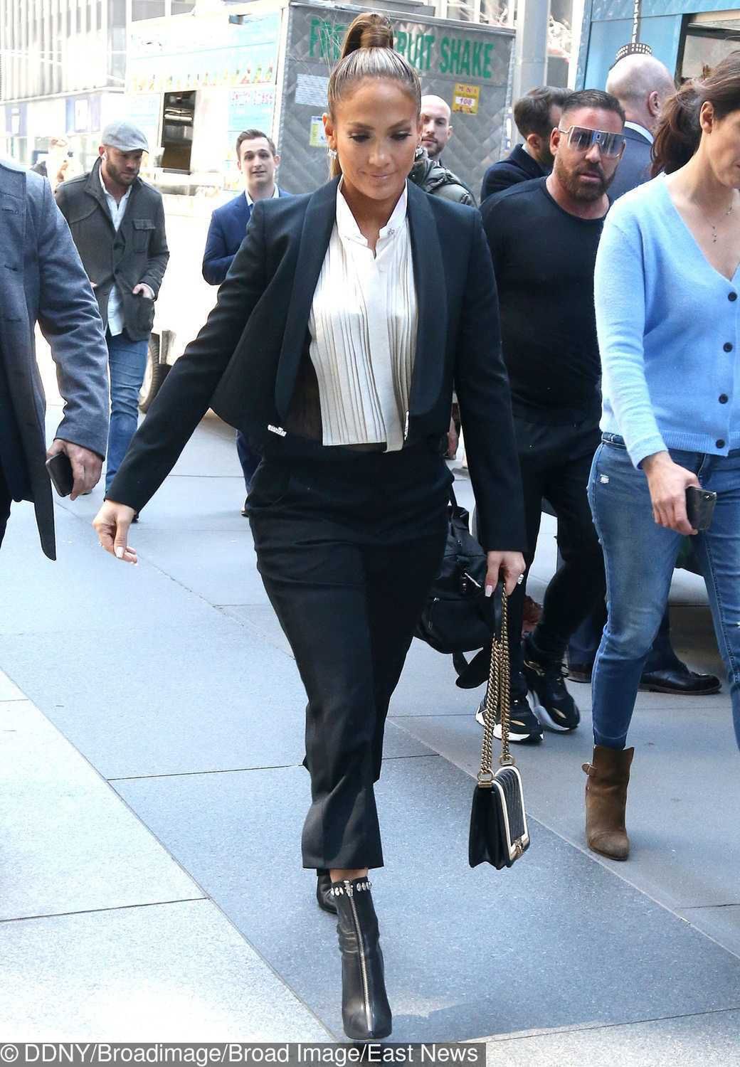 Jennifer Lopez pokazała swoje spanksy wystające spod jej spodni