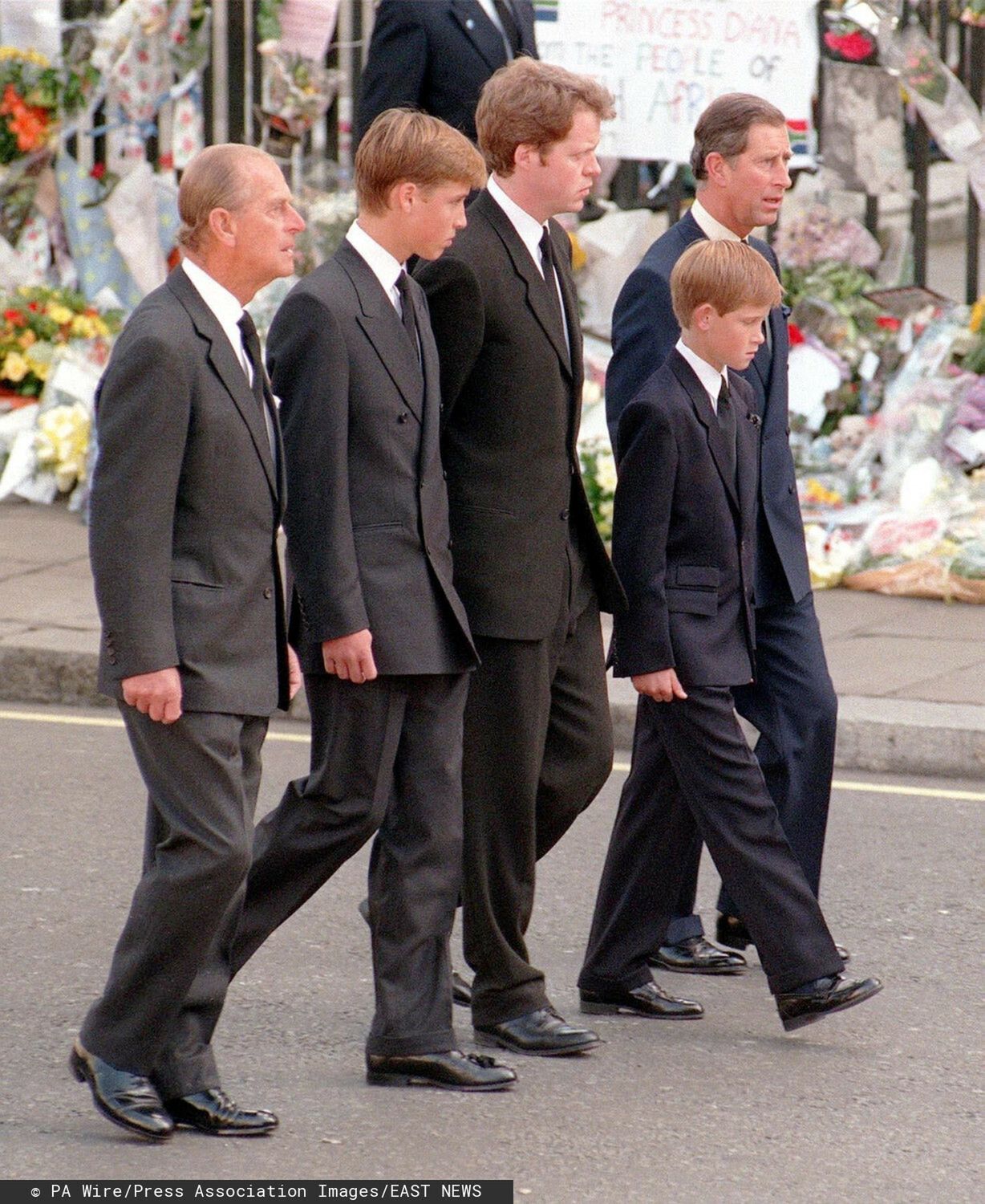 Książę Filip, książę Karol, książę William i książę Harry na pogrzebie księżnej Diany