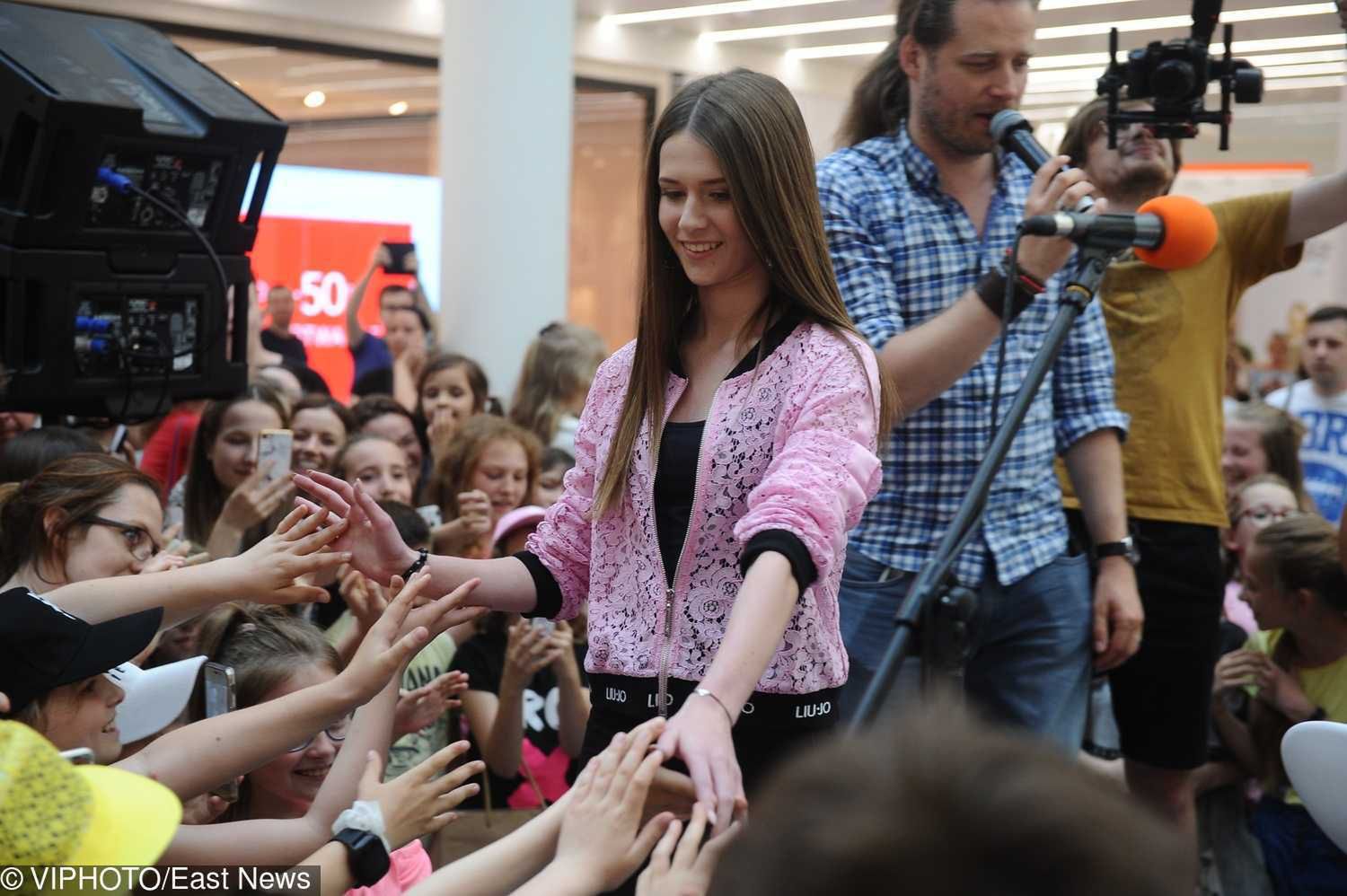 Roksana Węgiel w sportowej stylizacji promuje płytę