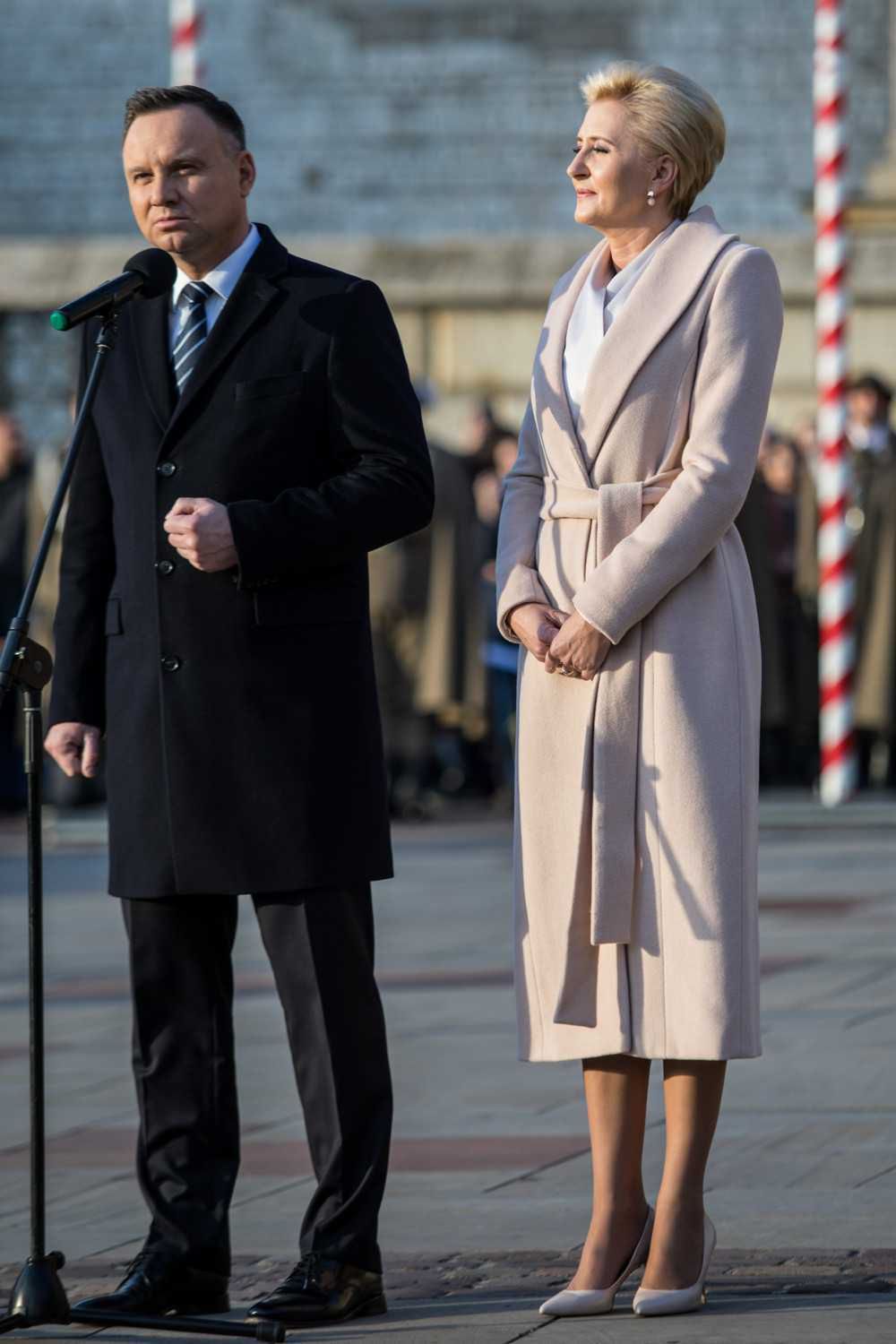 Agata Duda i Andrzej Duda - wręczenie sztandaru wojskowego, Wawel 2019