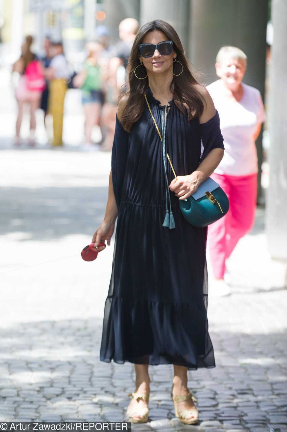 Kinga Rusin w granatowej stylizacji z psem Czarkiem